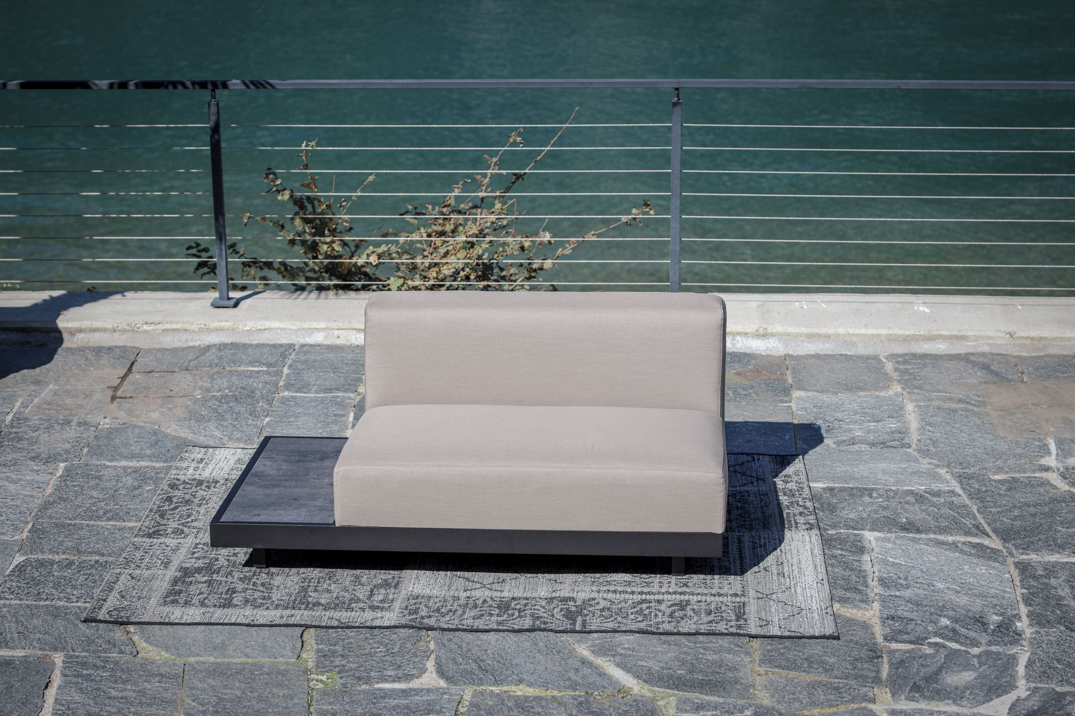Garten Lounge Miranda aus wetterfestem Outdoor Stoff in sandbraun mit Tischfläche