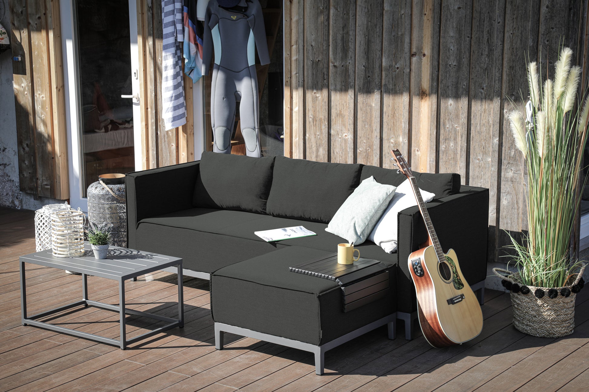 Alvara Lounge Regenschutz für Outdoor-Möbel in Schwarz mit Kissen und Tisch