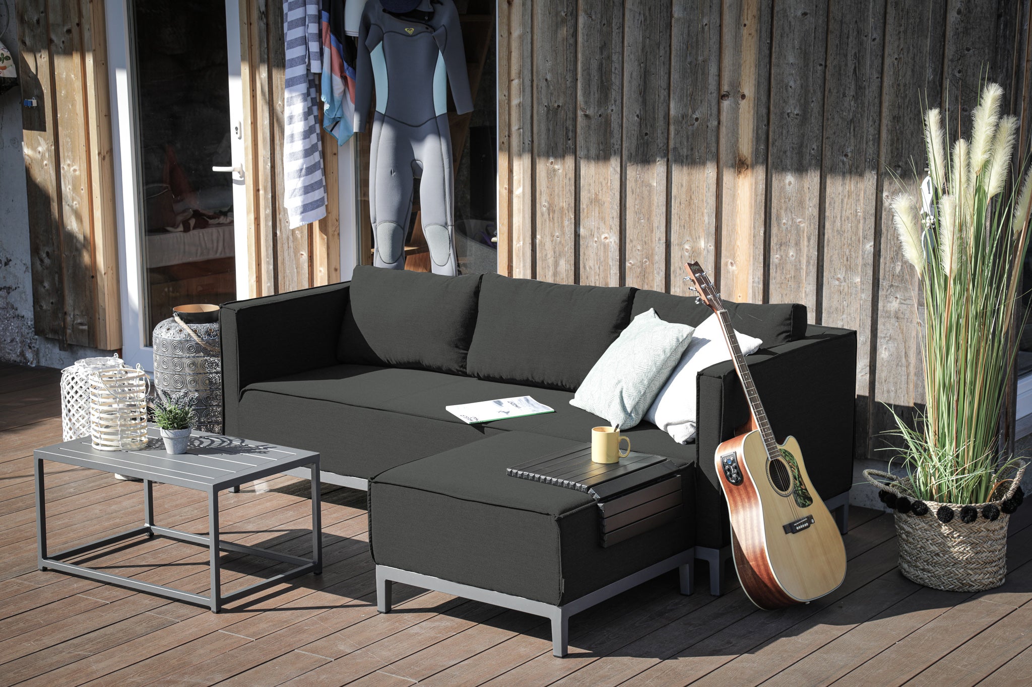 Alvara Lounge Regenschutz für Outdoor-Möbel in Schwarz mit Kissen und Tisch