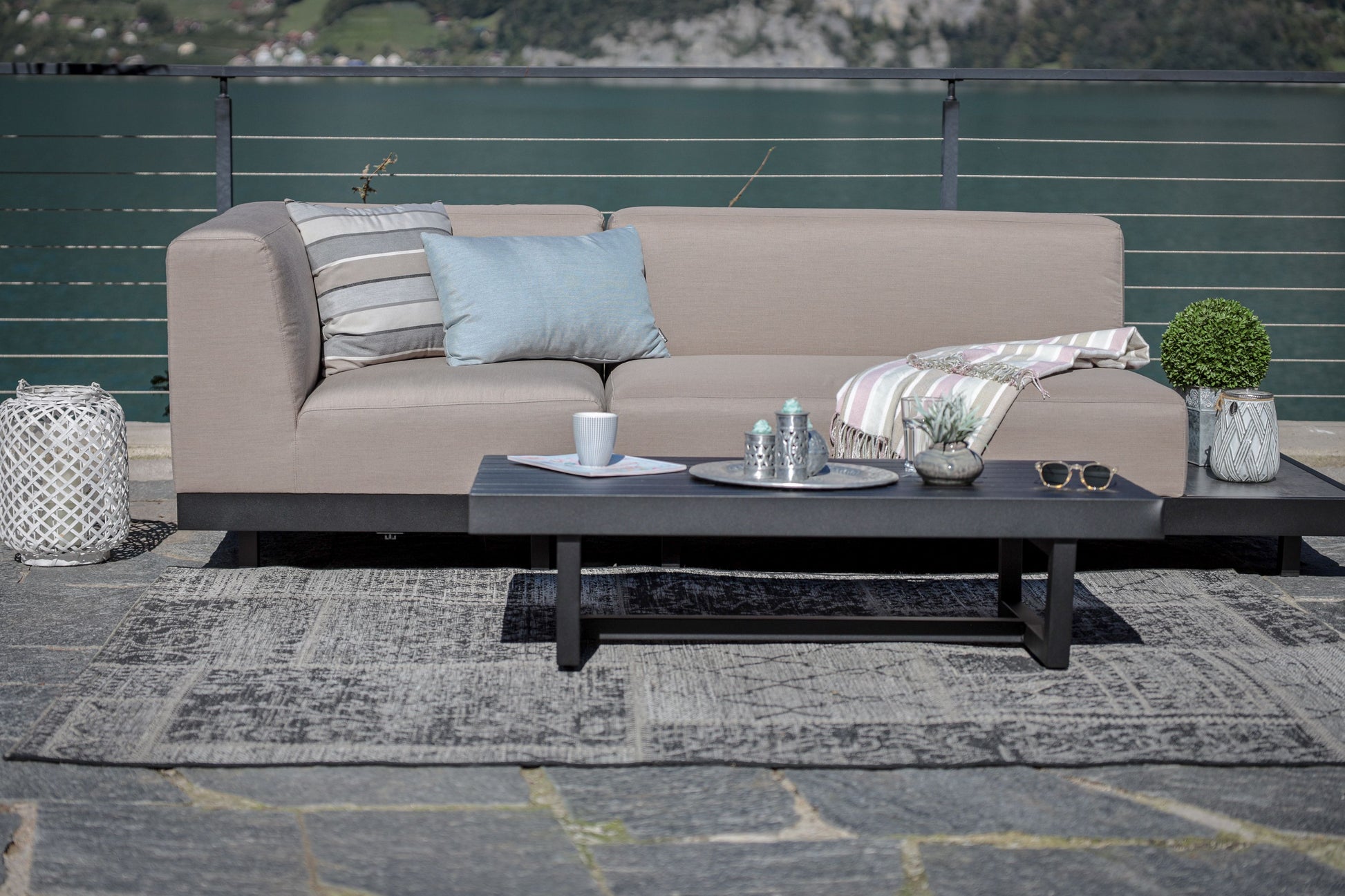 Garten Lounge Miranda mit wetterfestem Outdoor-Stoff in sandbraun und Tisch