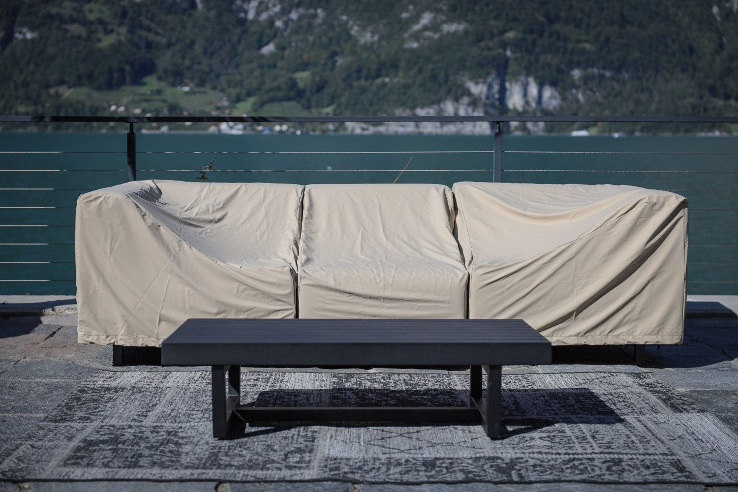 Miranda Lounge rain cover shelf right