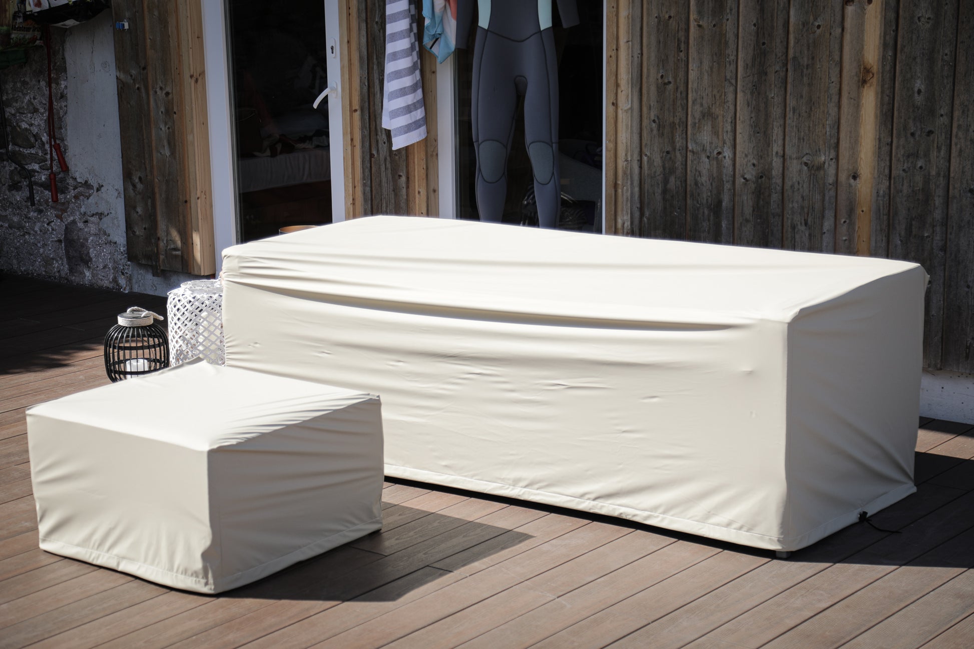 Alvara Lounge Regenschutz für Outdoor Möbel in hellem Farbton und schützendem Design