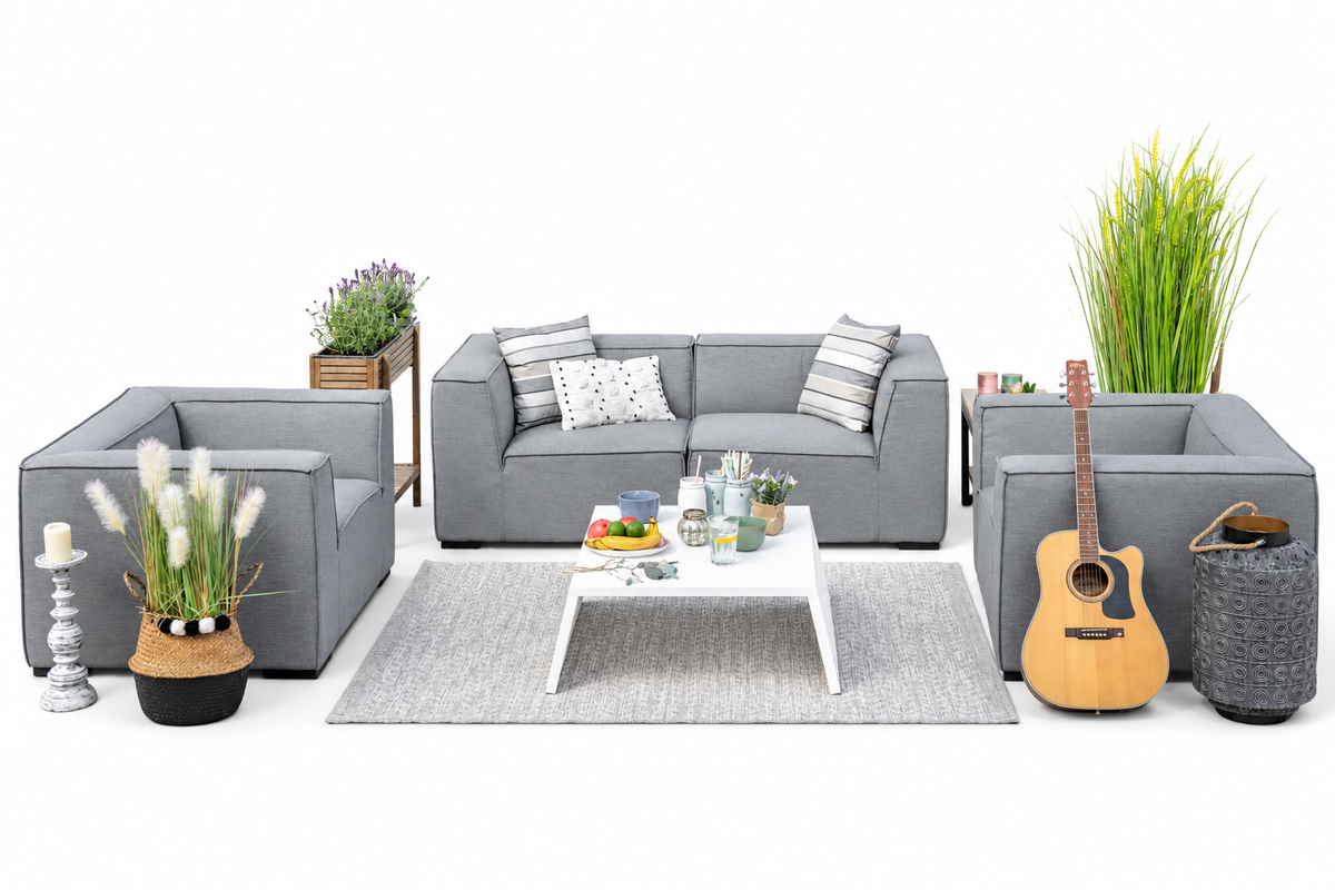 Graue Gartenlounge mit 2er-Sofa, zwei Sesseln und weissem Loungetisch, dekoriert mit Pflanzen und Gitarre auf weissem Hintergrund.