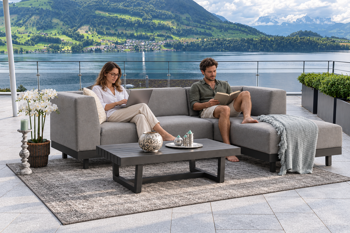 Frau arbeitet am Laptop auf der grauen Olin Gartenlounge