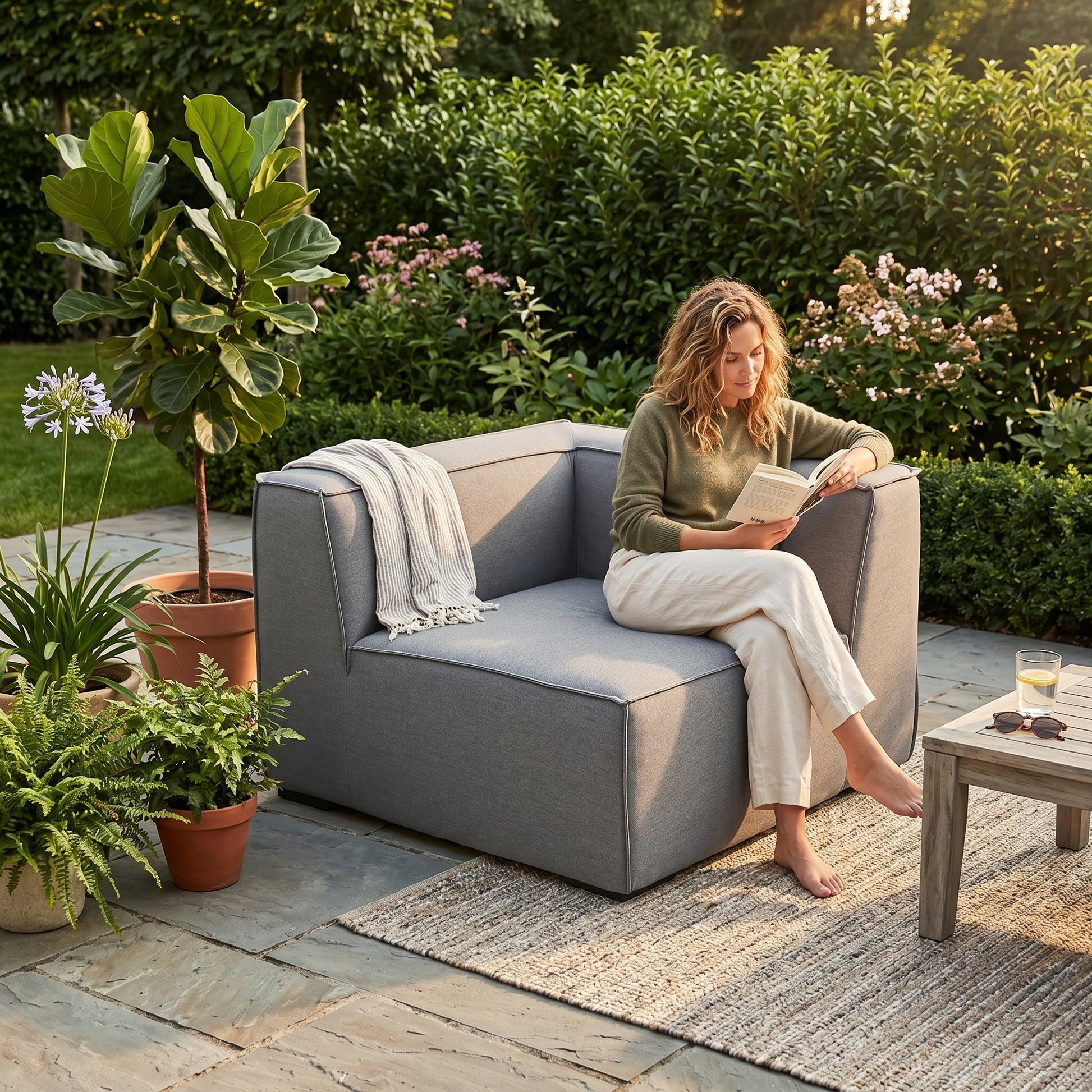 Eckelement aus Sunbrella-Stoff in grau für Outdoor-Gartenmöbel im Einsatz