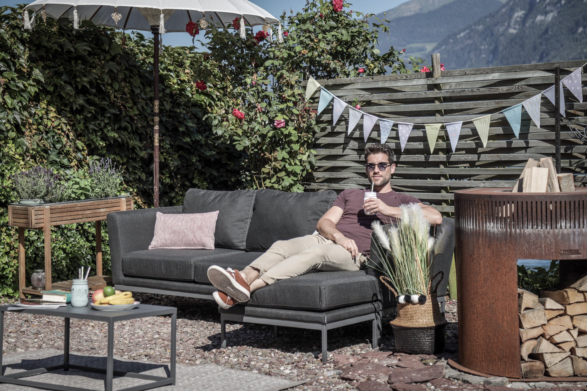 Gartenlounge Ellbrella links in anthrazit für Outdoor-Bereich mit bequemen Kissen