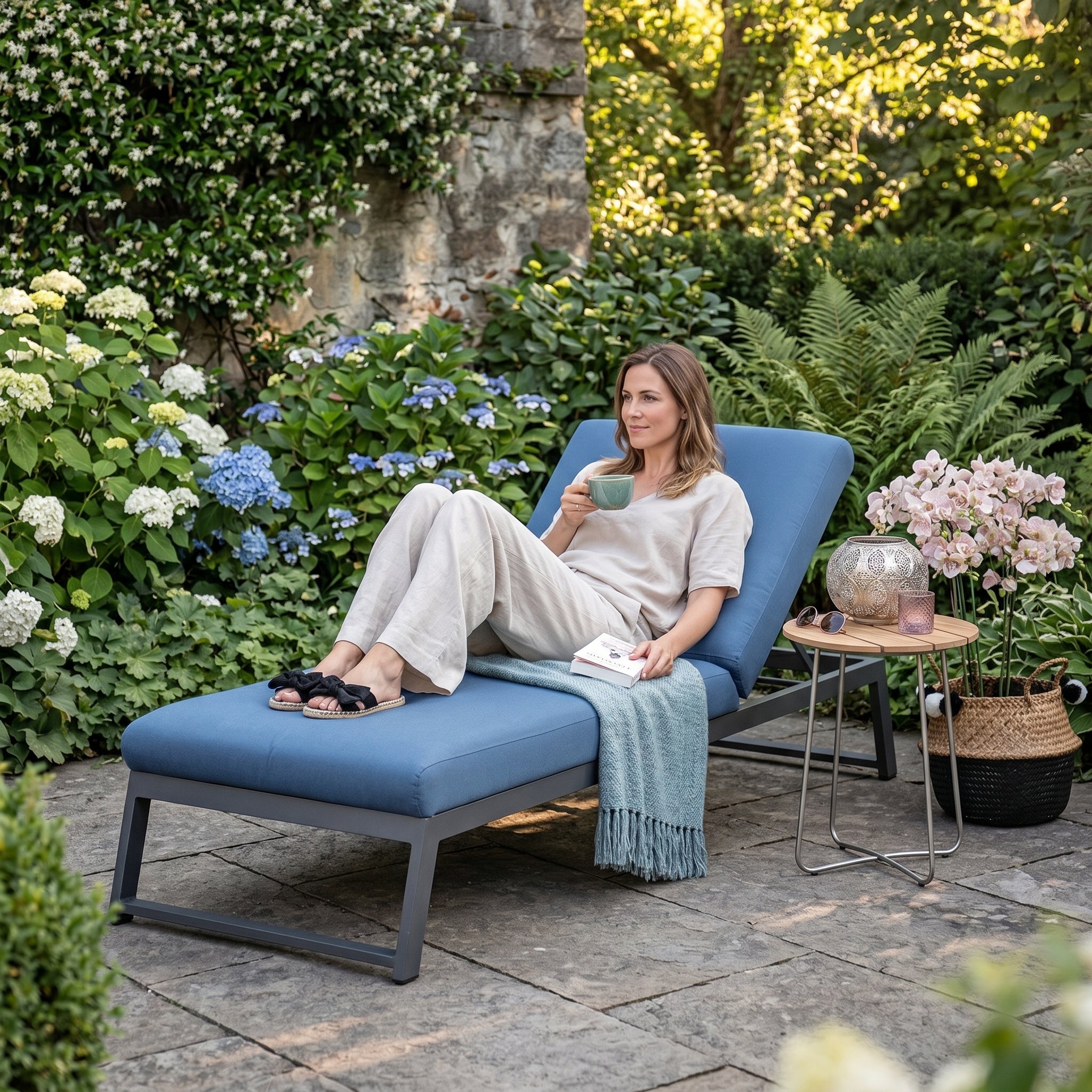 Ellbrella Outdoor Liegestuhl bluestorm in blauer Farbe im Garten