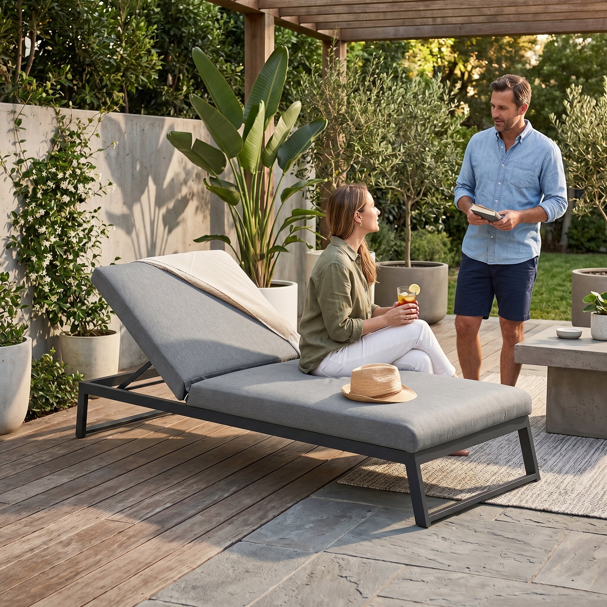 Ellbrella Outdoor Liegestuhl grau mit verstellbarer Rückenlehne im Garten