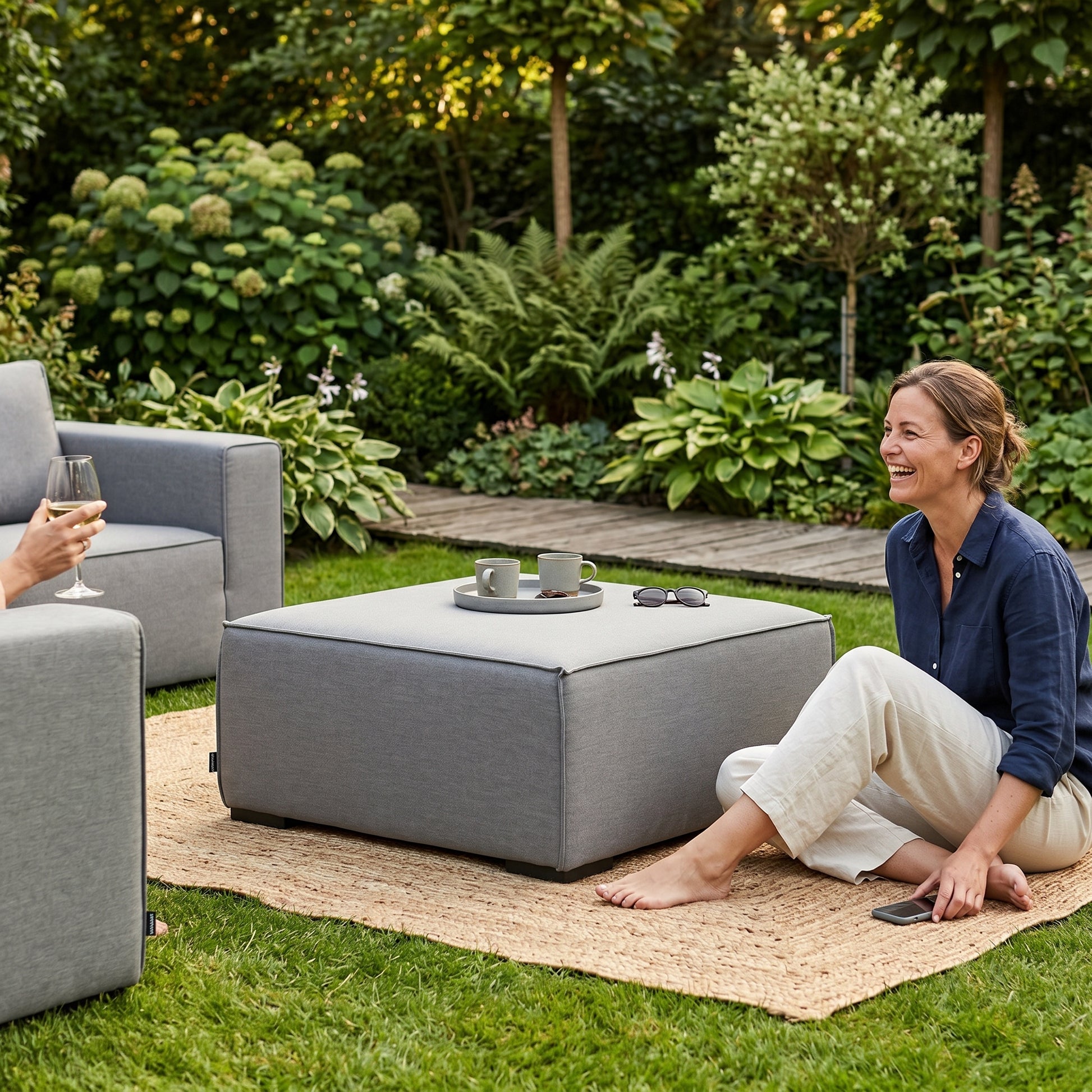 Fusshocker gross grau aus Sunbrella-Stoff für den Outdoor-Gartenbereich