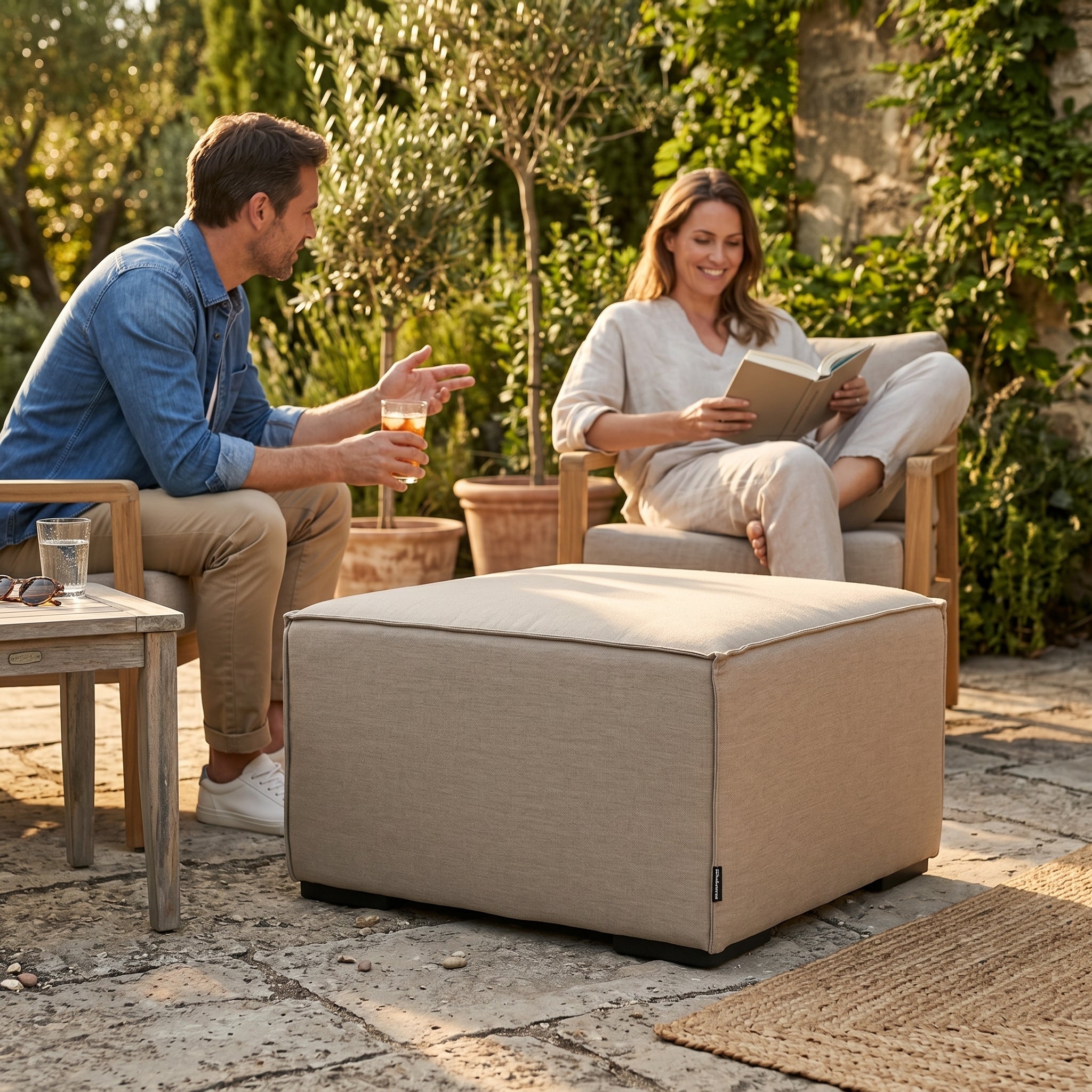 Fusshocker klein aus sandbraunem Sunbrella-Stoff für den Outdoor-Garten