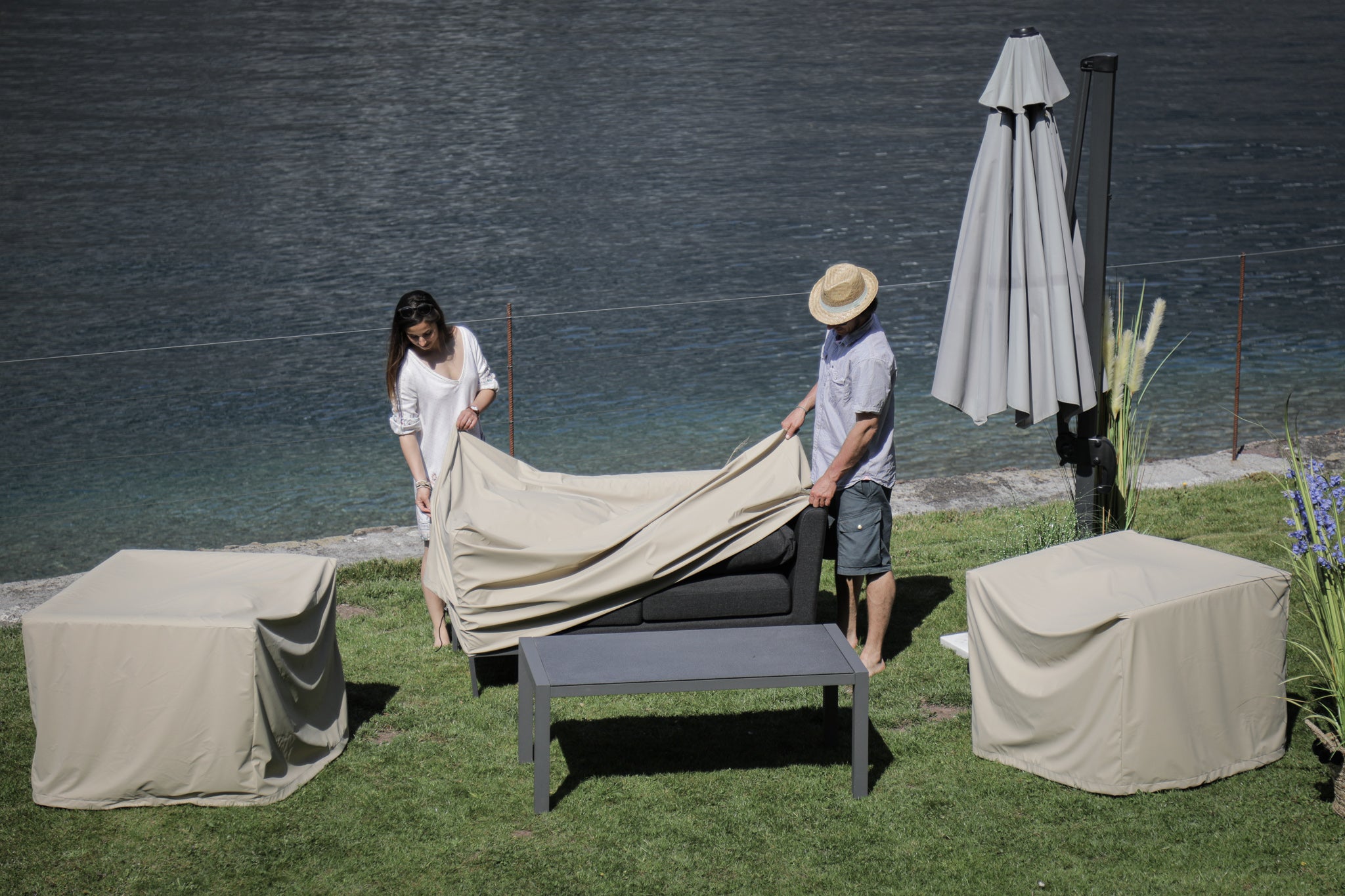 Solaris Sofa Regenschutz in beigem Outdoor-Material für Gartenschutz