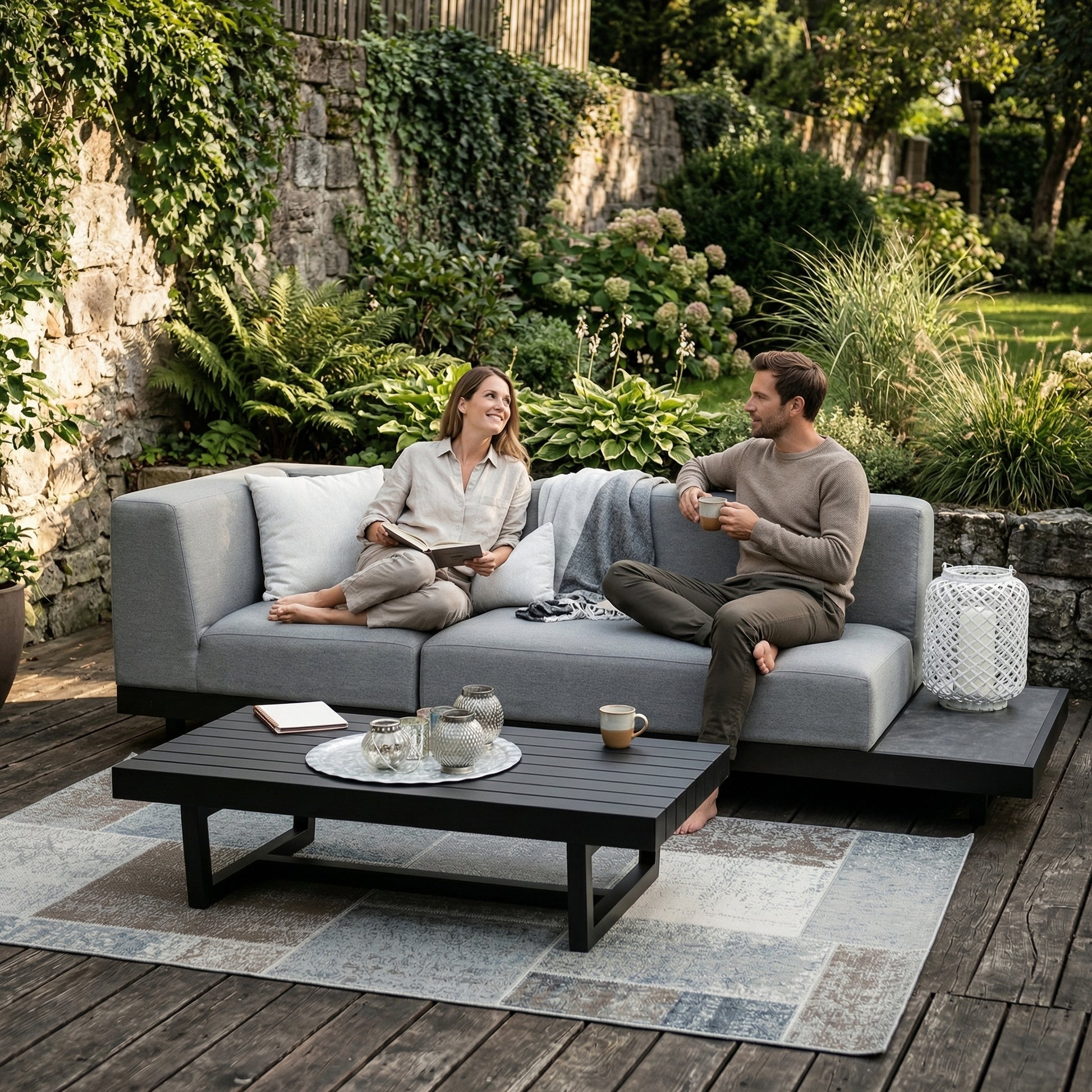 Garten Lounge Miranda mit wetterfestem Outdoor Stoff in grau auf Terrasse