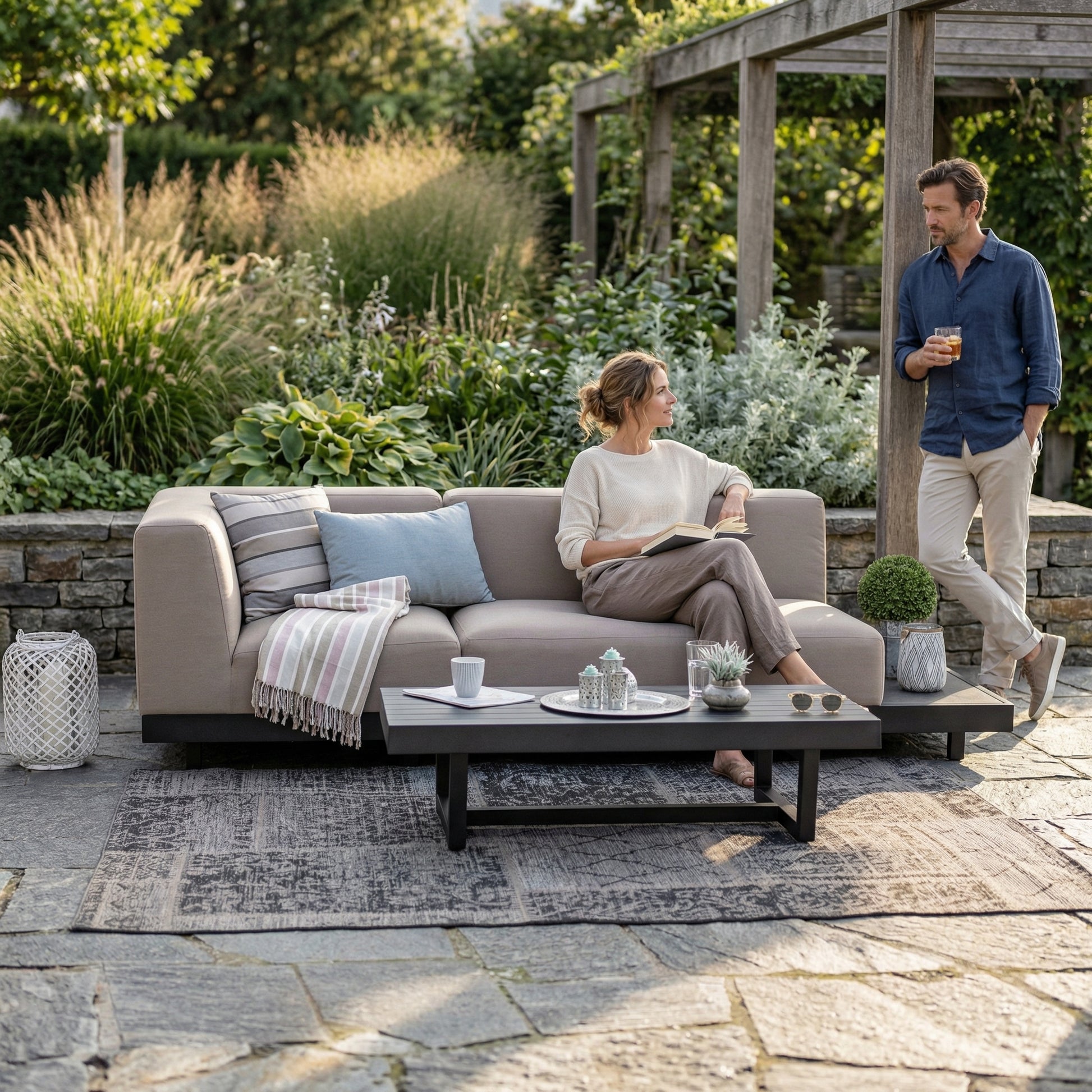 Garten Lounge Miranda aus wetterfestem Outdoor-Stoff in sandbraun mit Tisch