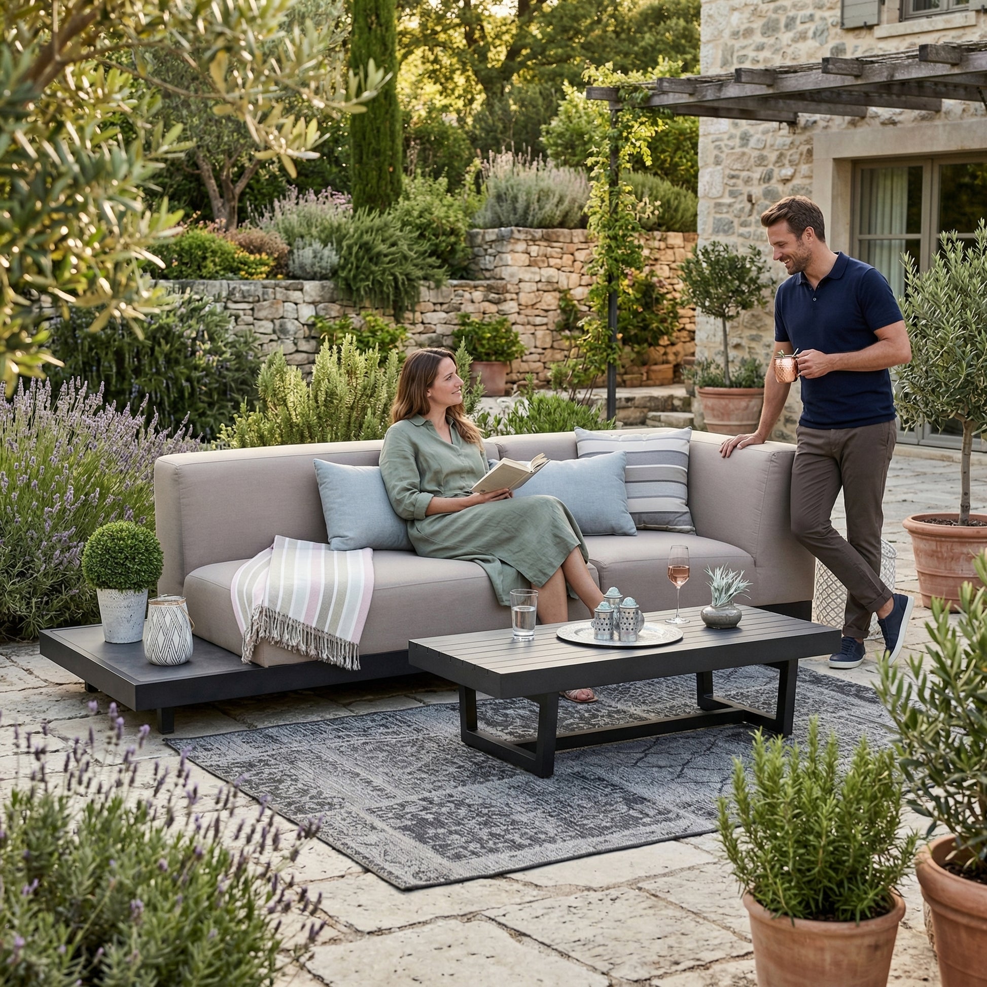 Garten Lounge Miranda aus wetterfestem Outdoor Stoff in sandbraun mit Kissen