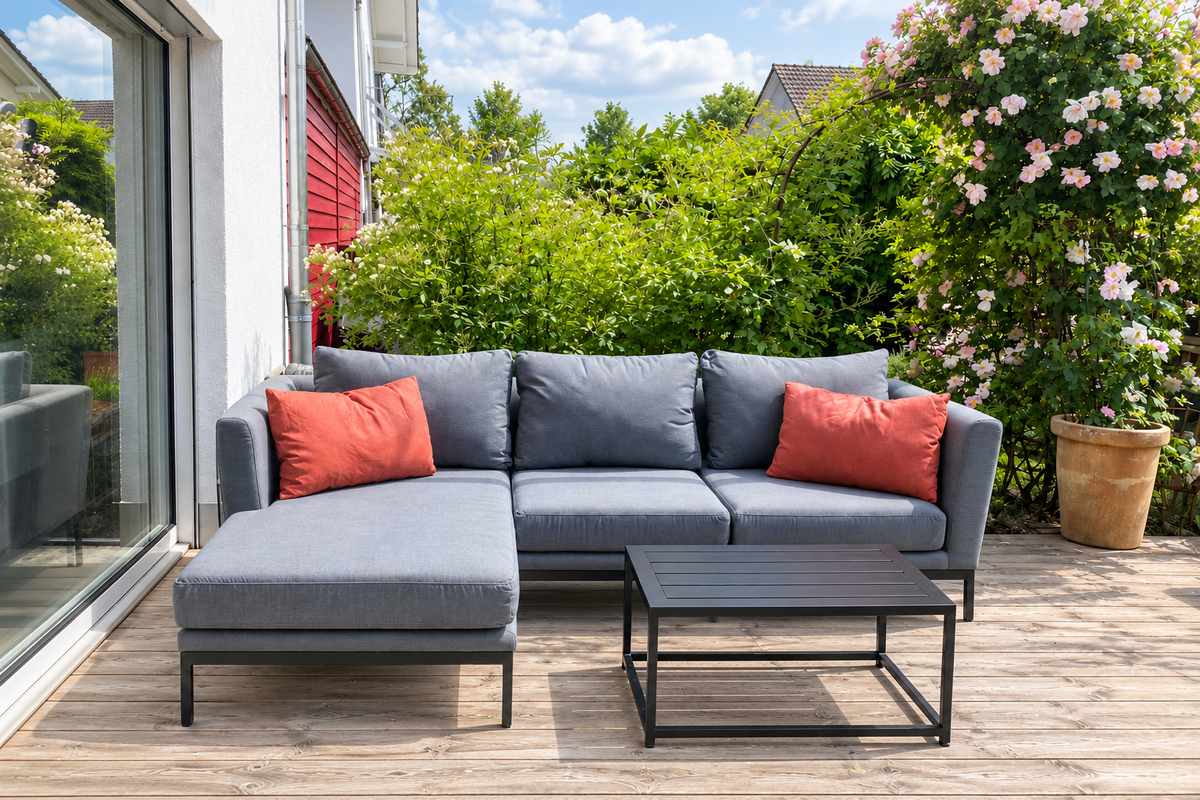 Auf einer Terrasse steht eine Gartenlounge