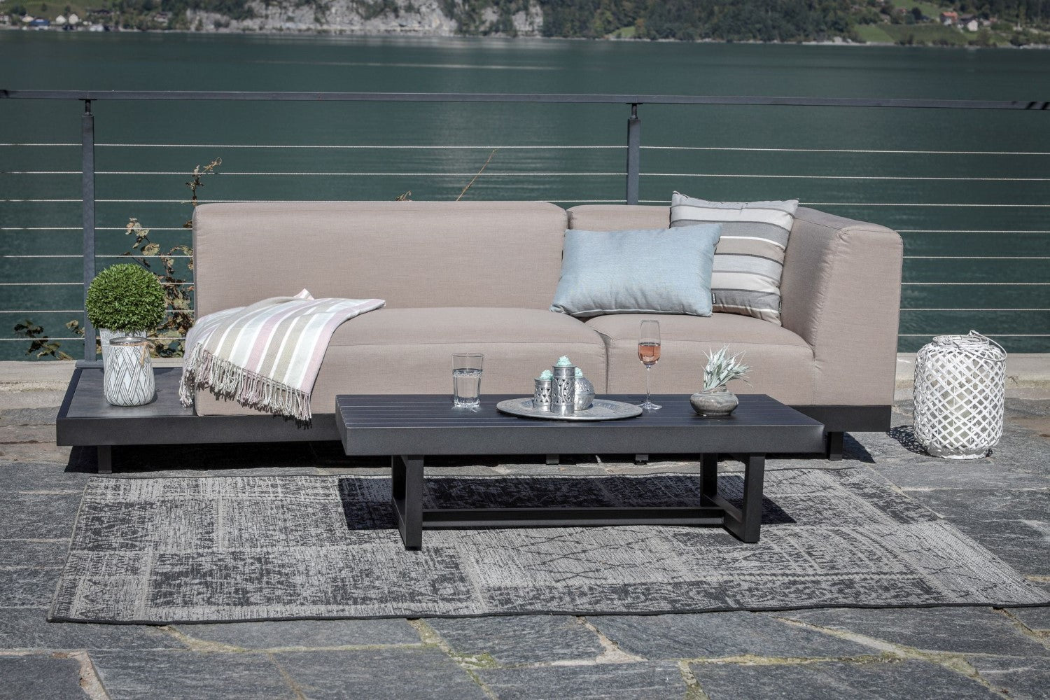 Garten Lounge Miranda aus wetterfestem Outdoor-Stoff in sandbraun mit Tisch