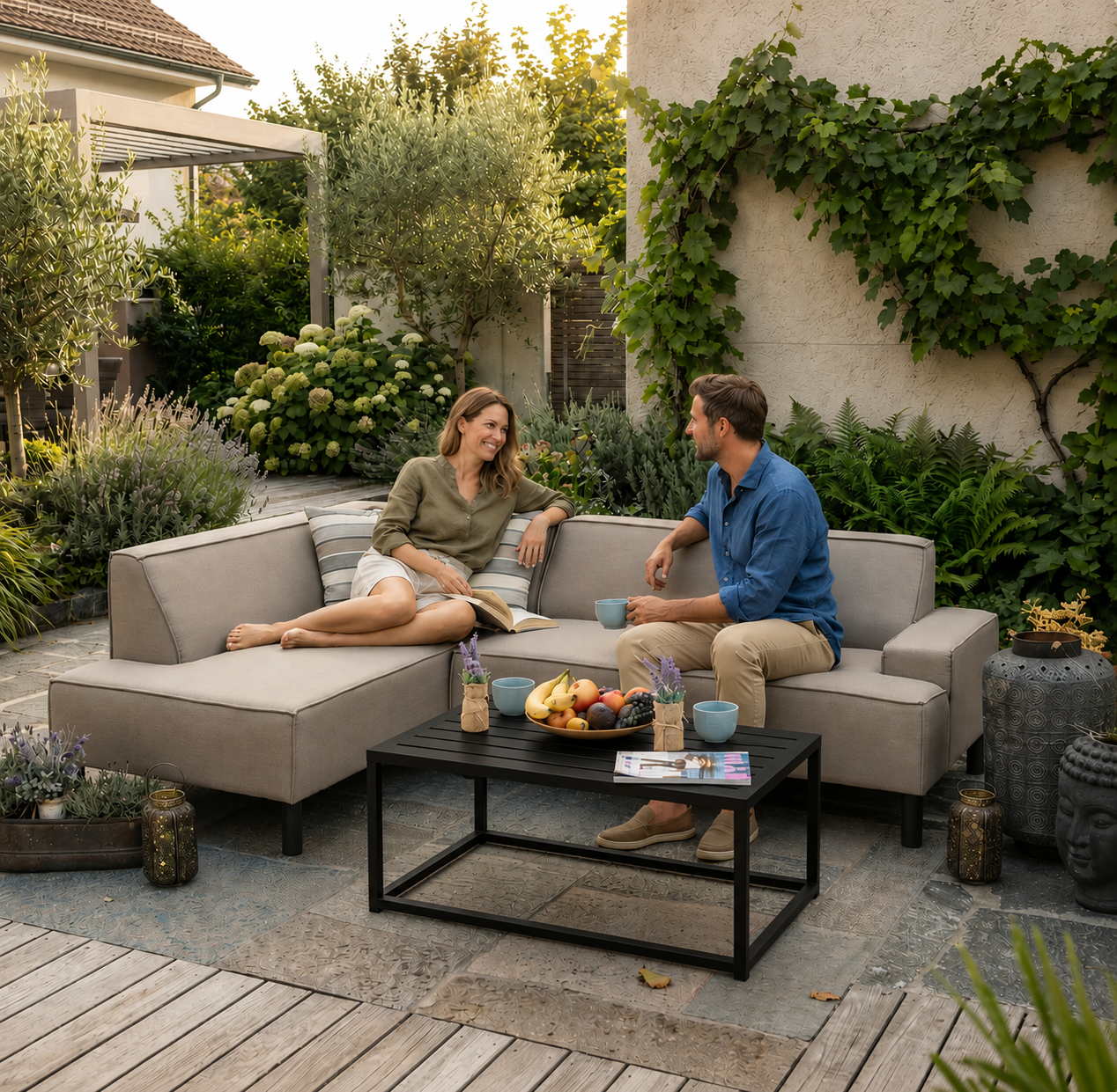 Leano Gartenlounge wetterfest in sandbraun für Outdoor-Bereich mit Tisch in schwarz
