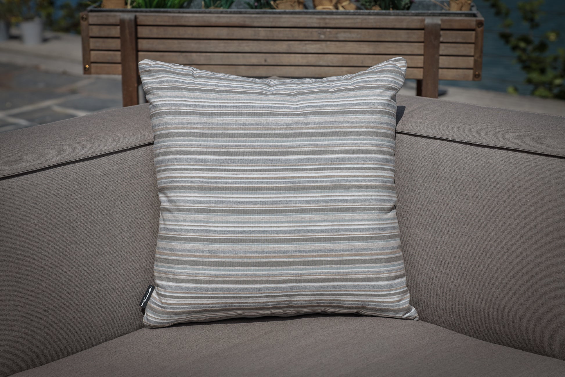 Zierkissen aus Sunbrella-Stoff mit natürlichen Streifen für den Outdoor-Garten