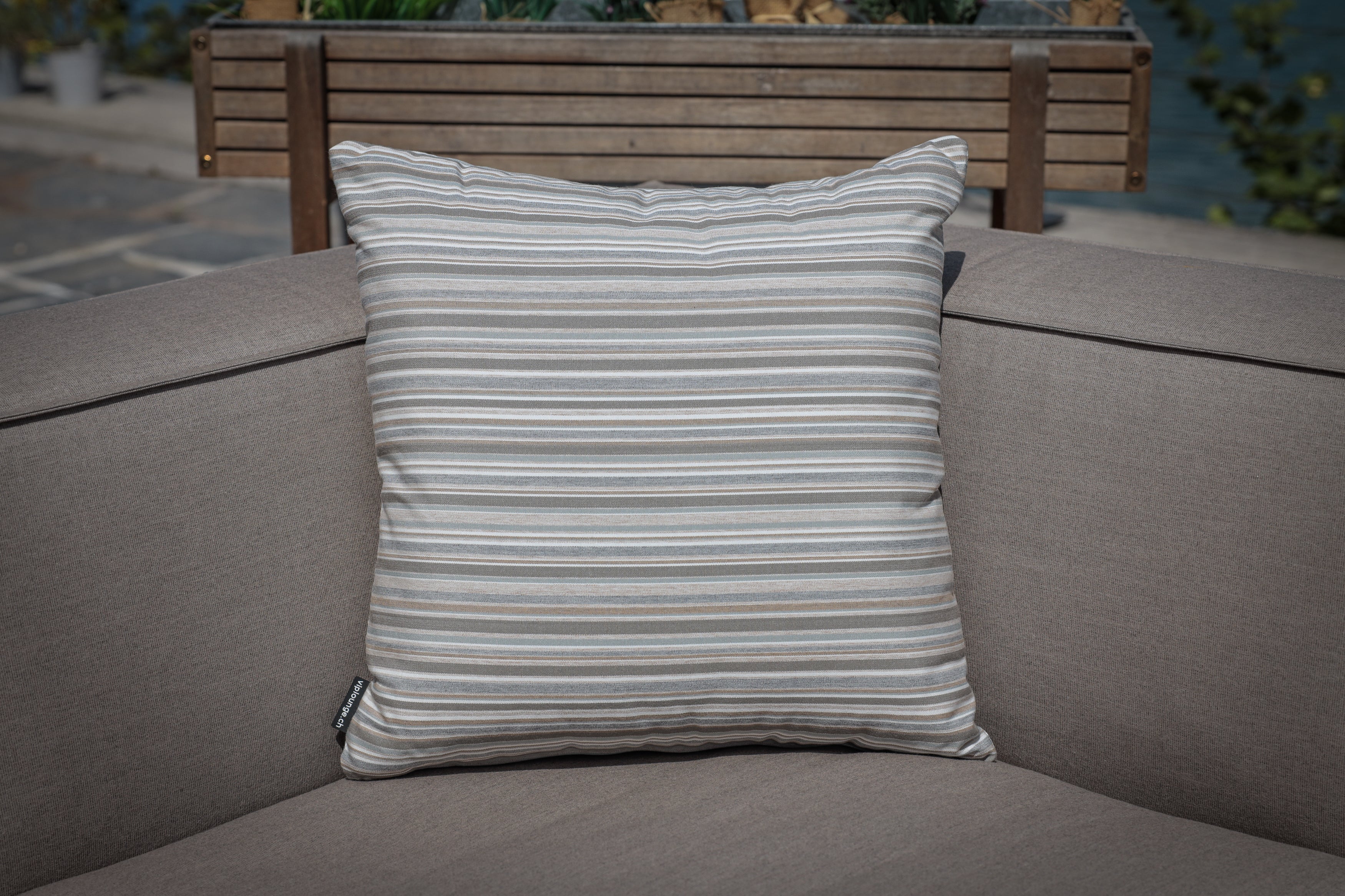 Zierkissen aus Sunbrella-Stoff mit natürlichen Streifen für den Outdoor-Garten