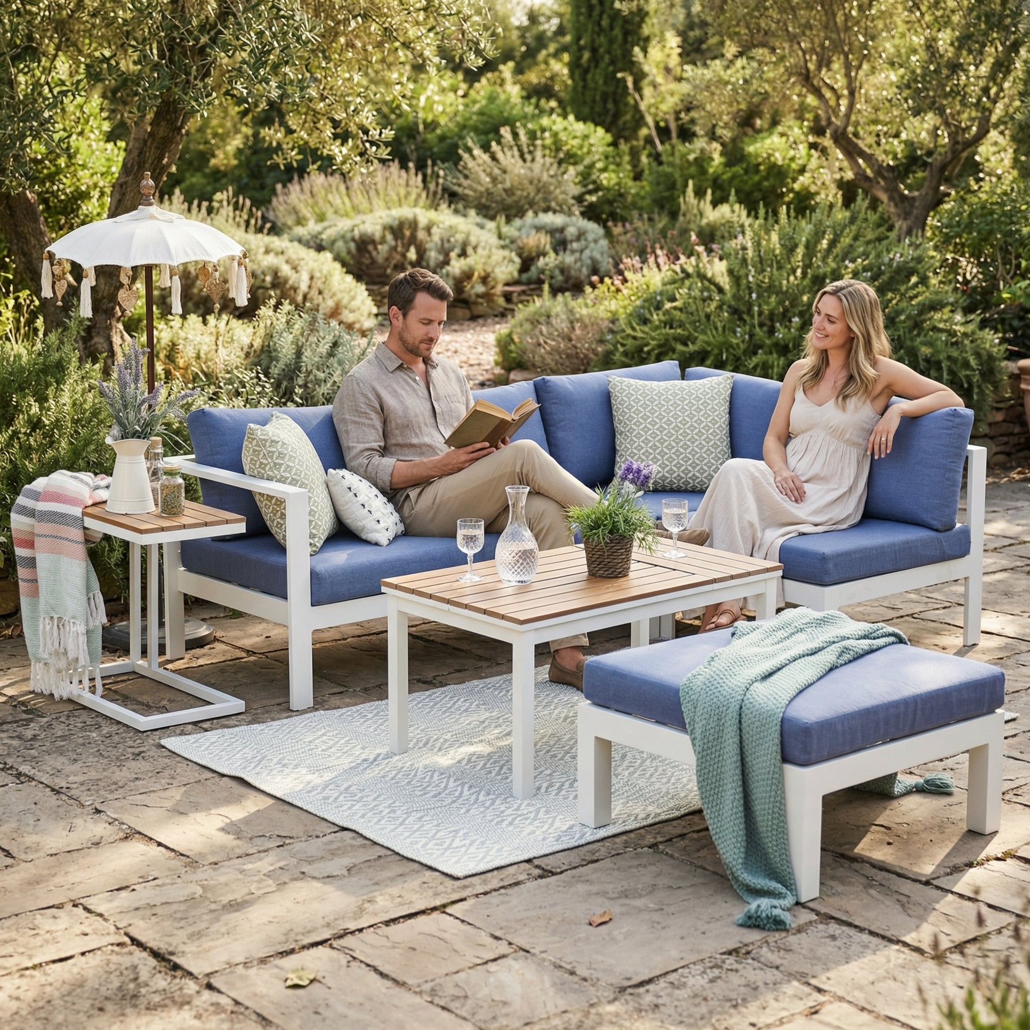 Melinda Alu Gartenlounge in weiß mit blauen Kissen für den Outdoor-Bereich