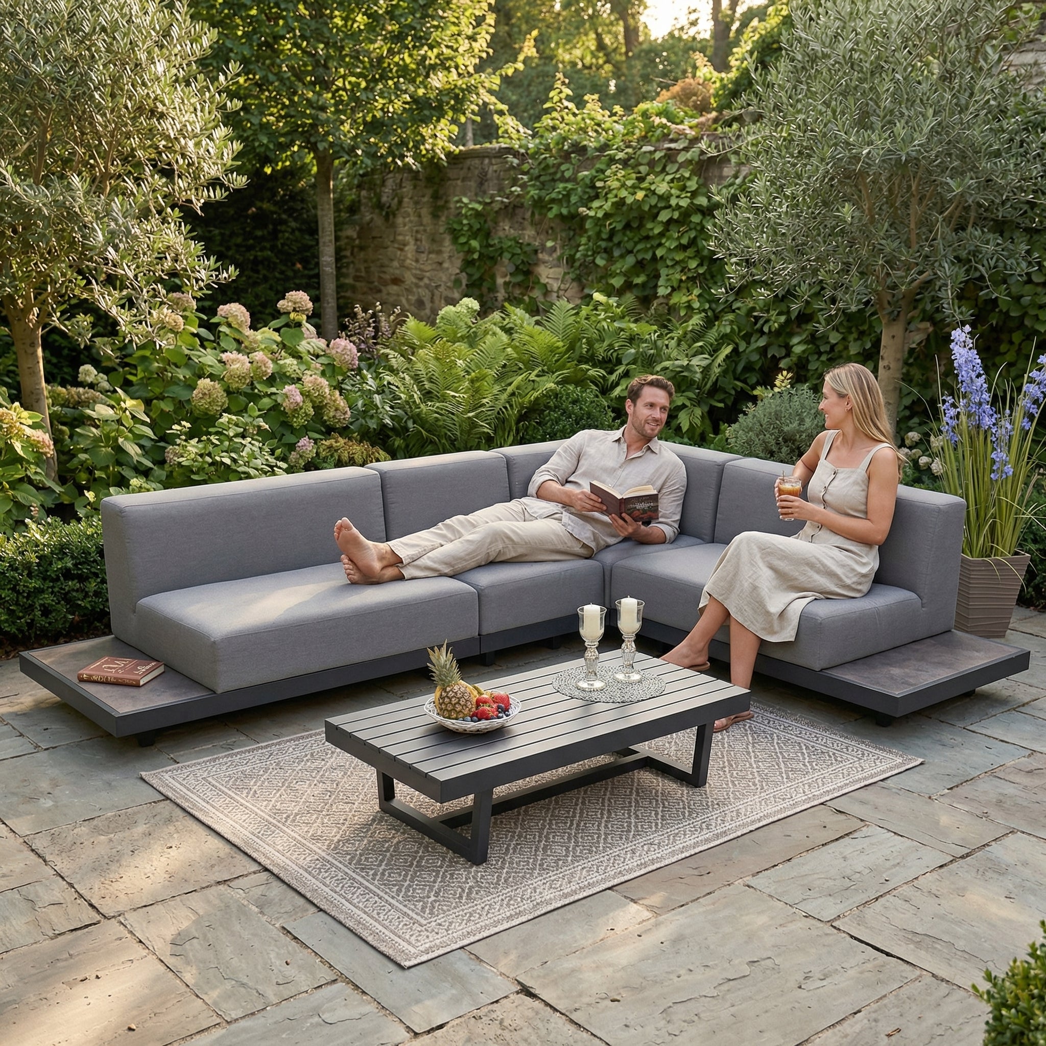 Graue Outdoor Lounge mit modernen wetterfesten Sunbrella Sitzpolstern