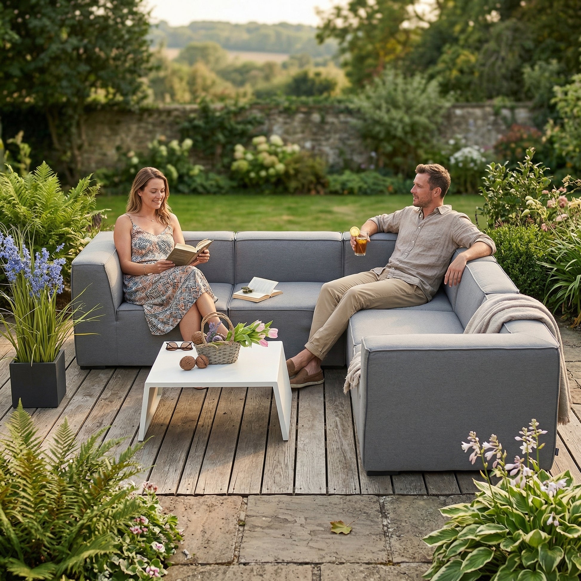 Outdoor Lounge Elvira grau aus Rattan für Garten mit bequemen Sitzkissen