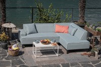 Leano Gartenlounge wetterfest in smoky blue für Outdoor-Bereich mit Tisch in weiß