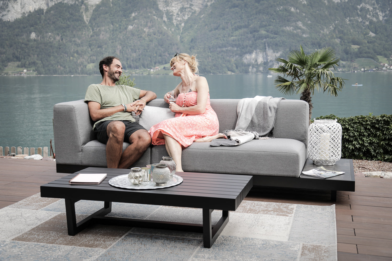 Garten Lounge Miranda aus wetterfestem Outdoor Stoff in grau mit Beistelltisch