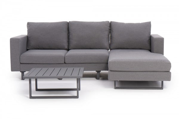 Grau Outdoor Sofa mit Liegefläche und einem passenden Tisch im Garten