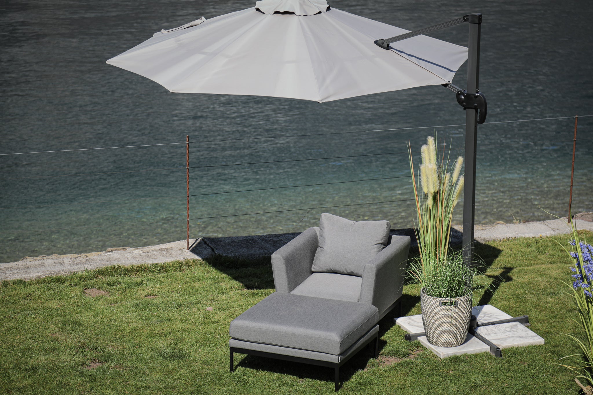 Grauer Solaris Sessel für Outdoor-Gartenlounge mit bequemen Kissen