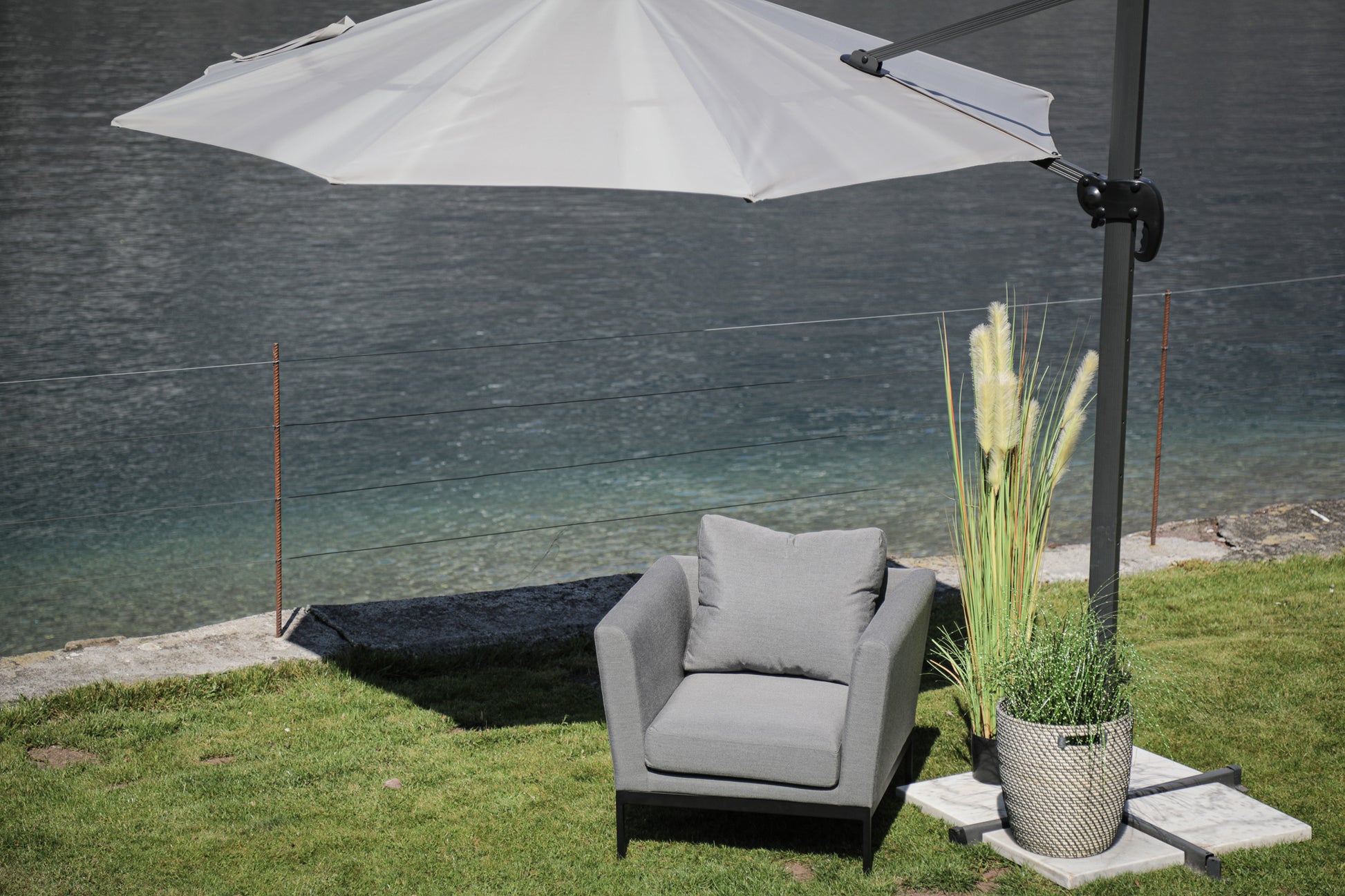 Solaris Sessel grau für Outdoor-Gartenlounge mit Kissen und Sonnenschirm