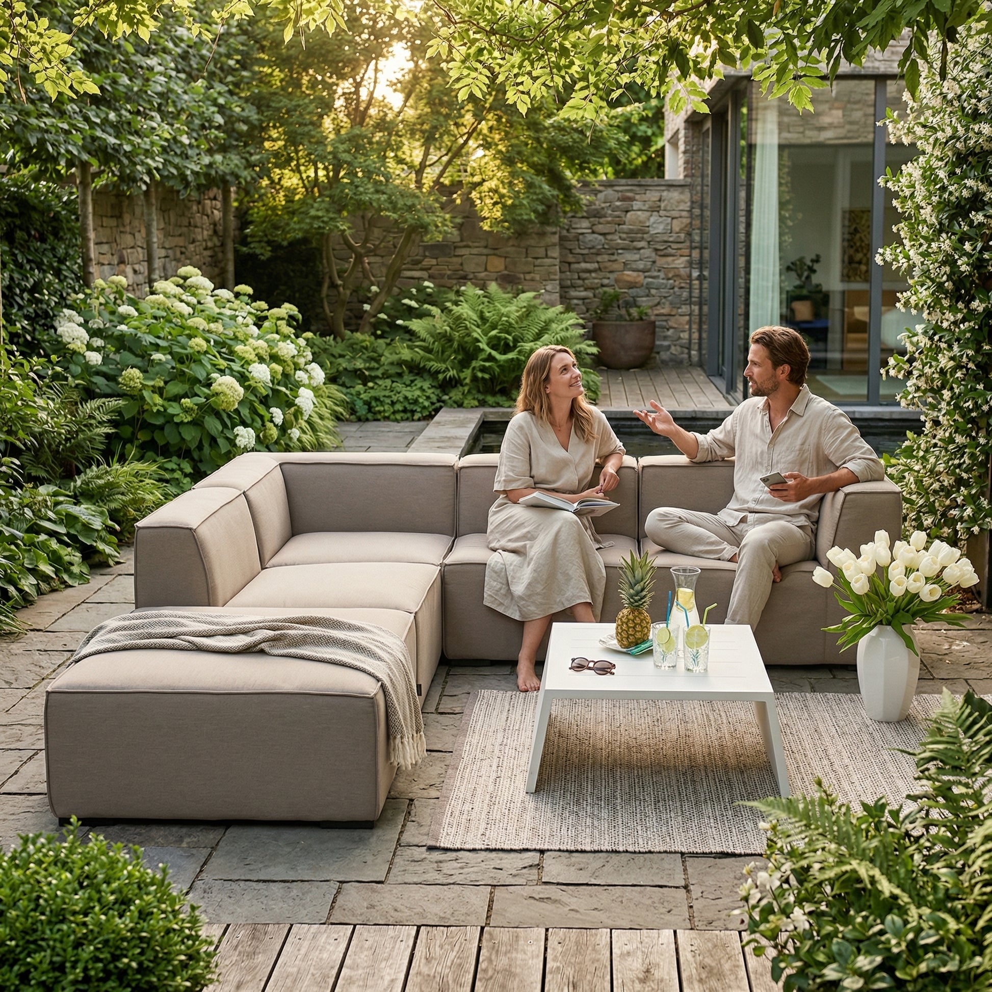 Outdoor Stofflounge Rosalie in sandbraun für den Garten mit modernen Elementen