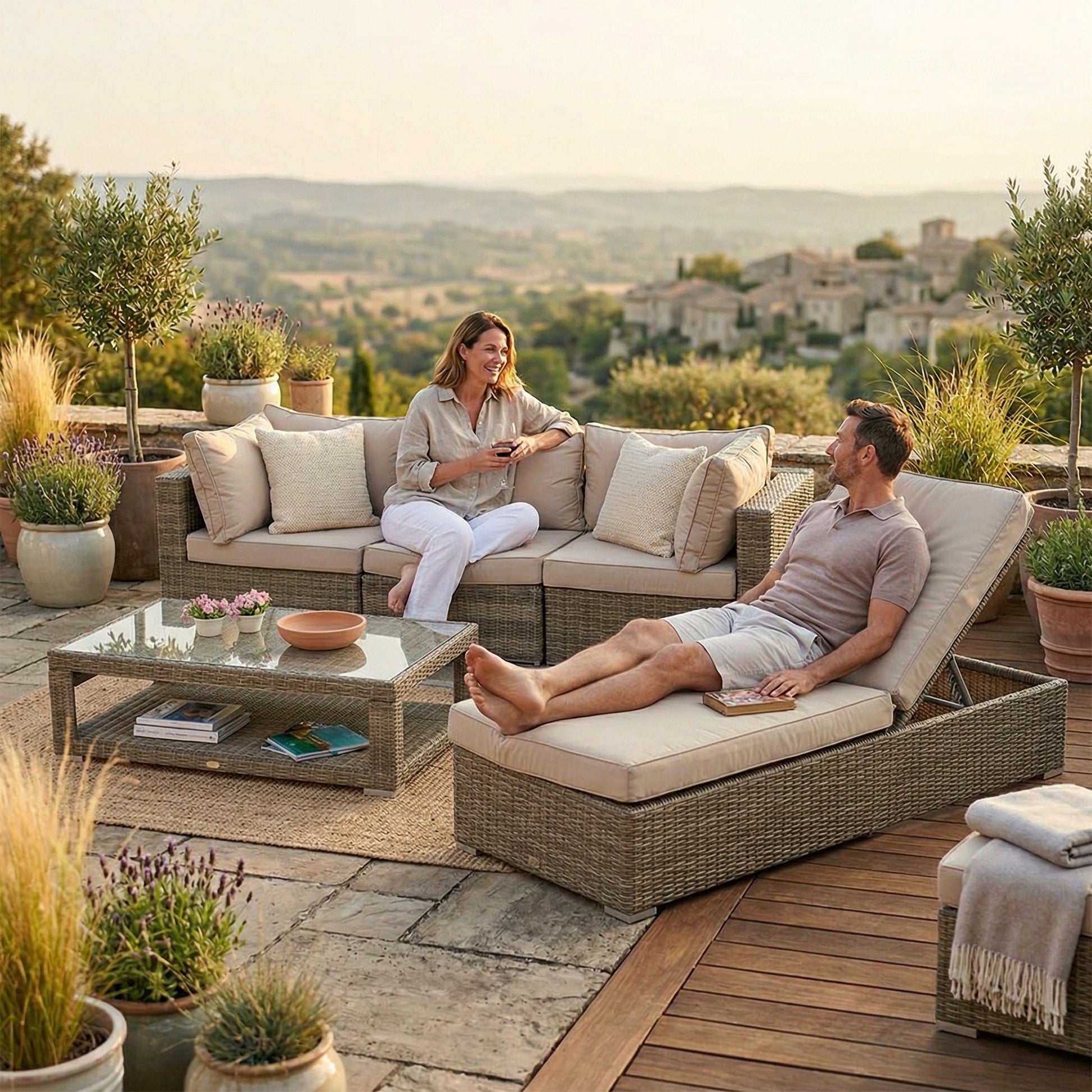 Rattan Gartenlounge Joris mit Tisch in natürlichem Design für Outdoor-Bereich