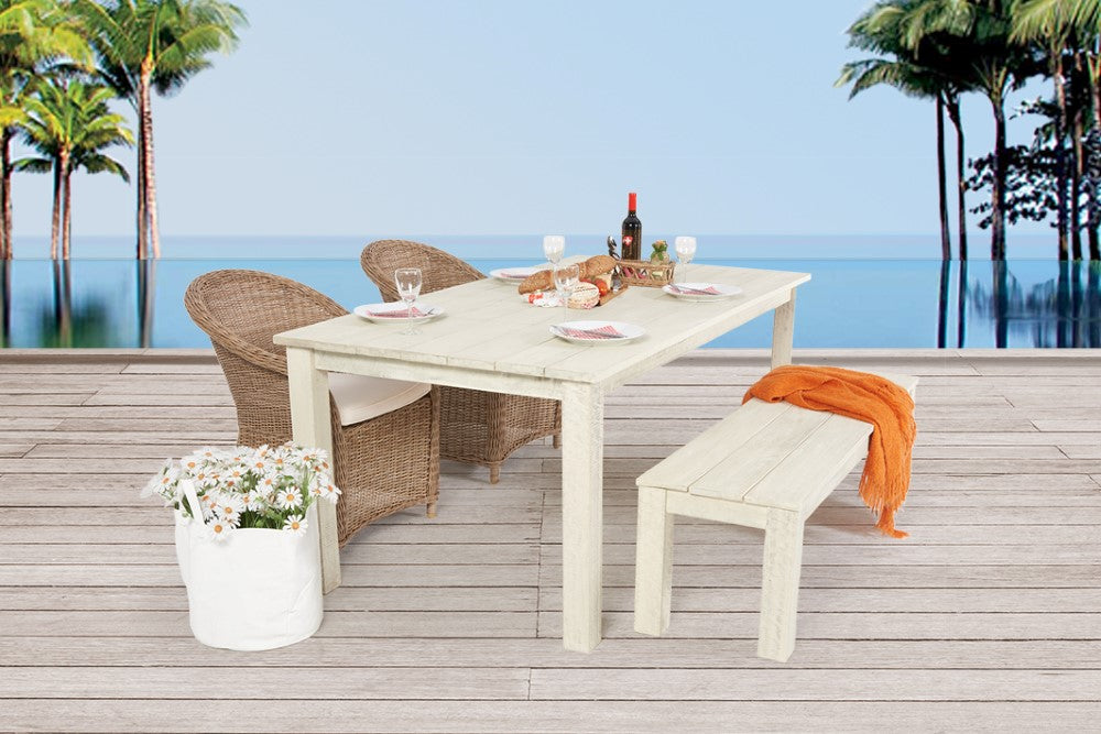 Stimmungsvolles Ambiente zaubert dieses Holztisch Set in den Garten und auf die Terrasse. Stilvoller Mix mit Rattan Sessel und Holzbank. – Gartenmöbel
