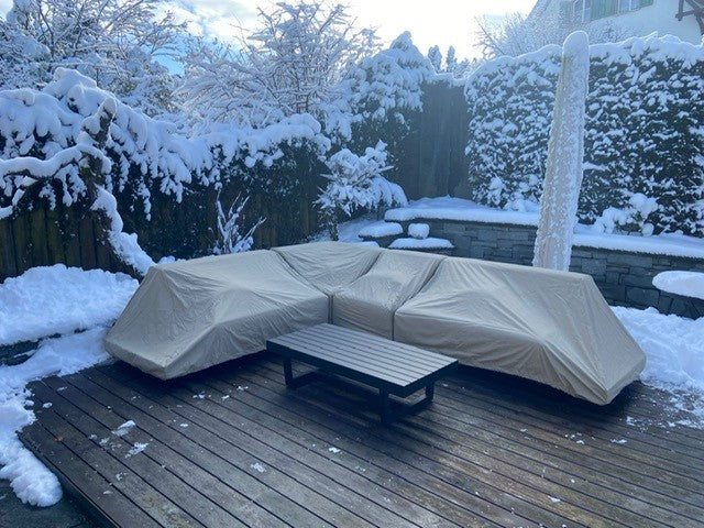 Samu Schutzhüllen Set für Outdoor-Möbel in beige auf einer Holzterrasse