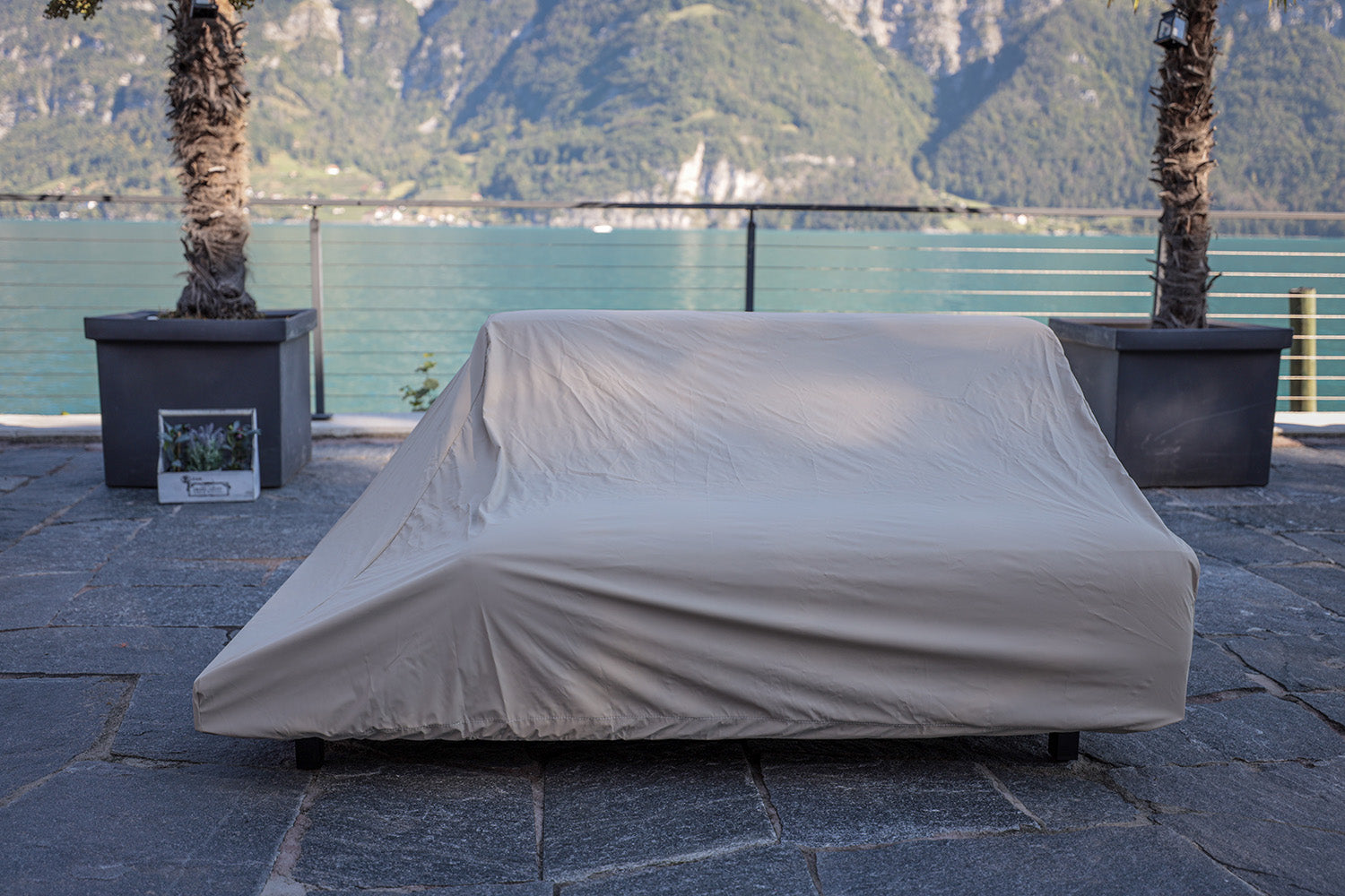 Beige Miranda Lounge Regenschutz für Outdoor-Möbel mit seitlicher Ablage