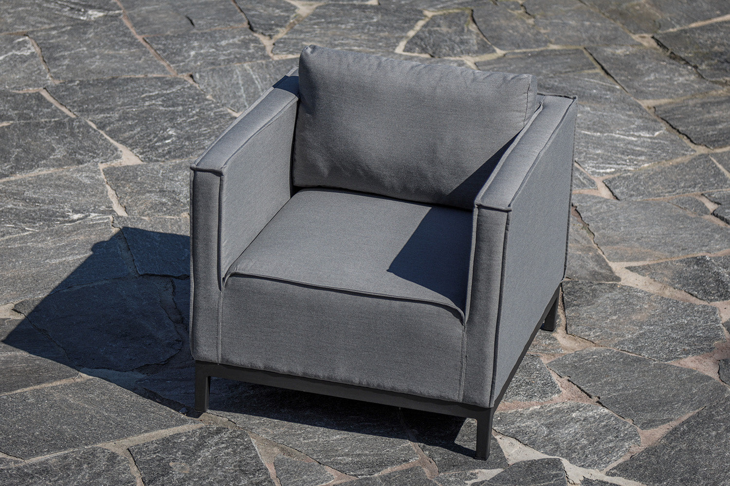 Alvara Sessel Regenschutz in grau für den Outdoor-Gartenbereich