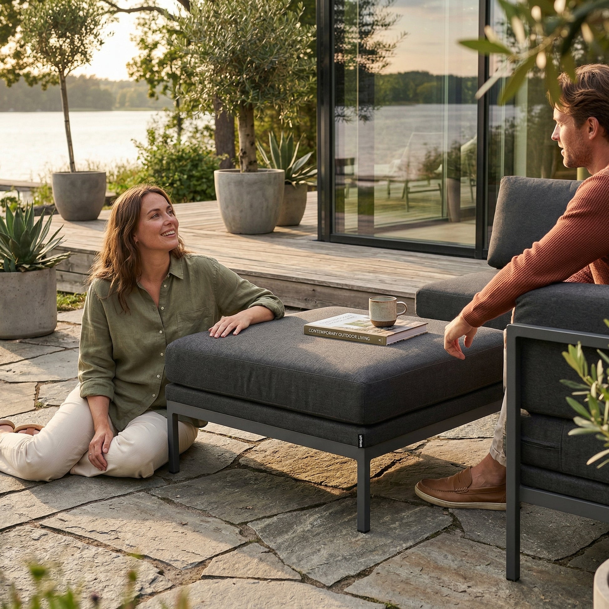 Solaris Hocker in anthrazit für die Outdoor Gartenlounge mit elegantem Design