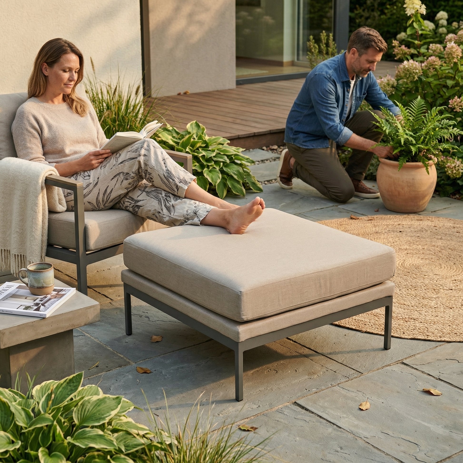 Solaris Hocker sandbraun für Outdoor Gartenlounge mit gepolstertem Sitz
