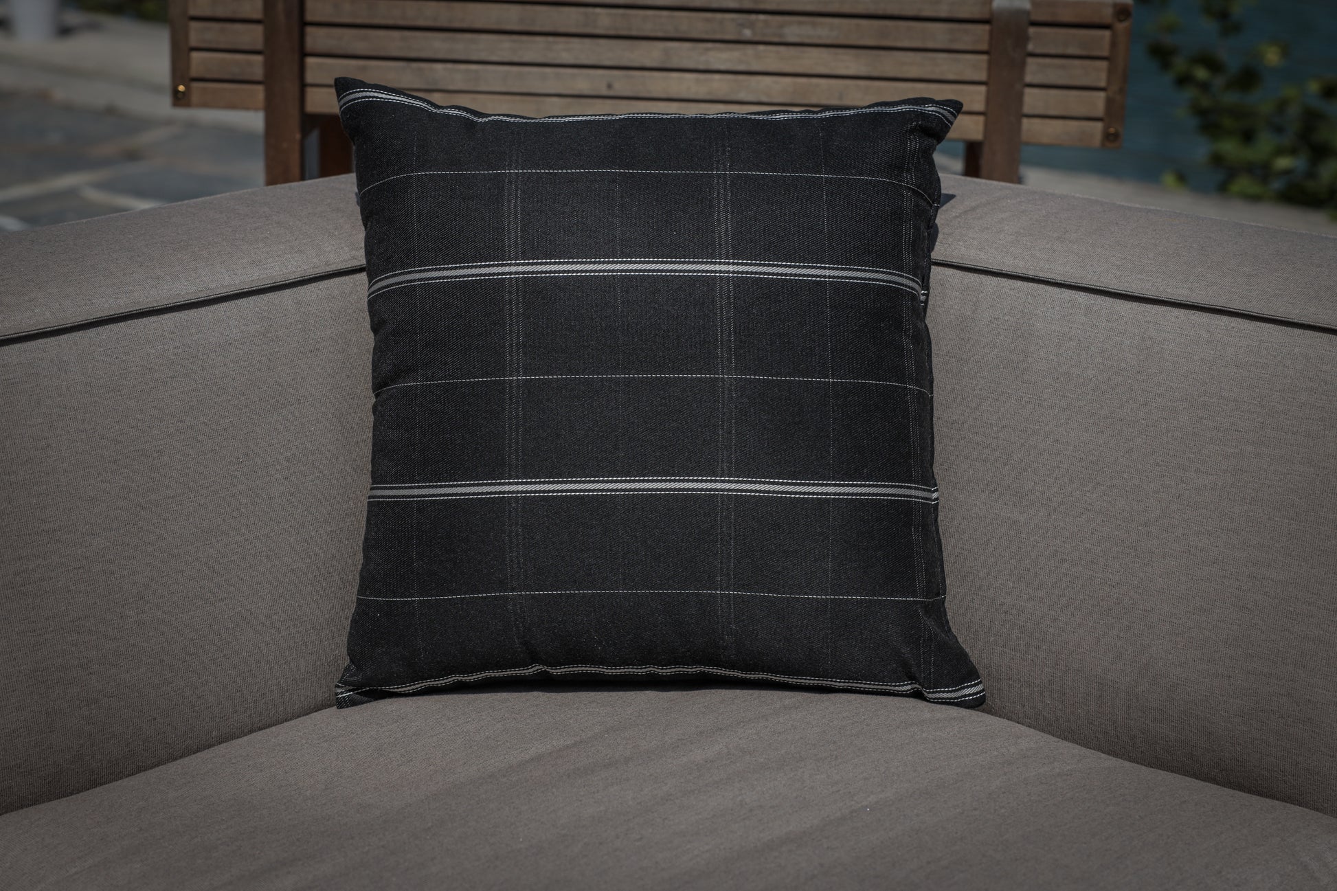 Zierkissen aus Sunbrella-Stoff in schwarz für Outdoor-Gartenmöbel