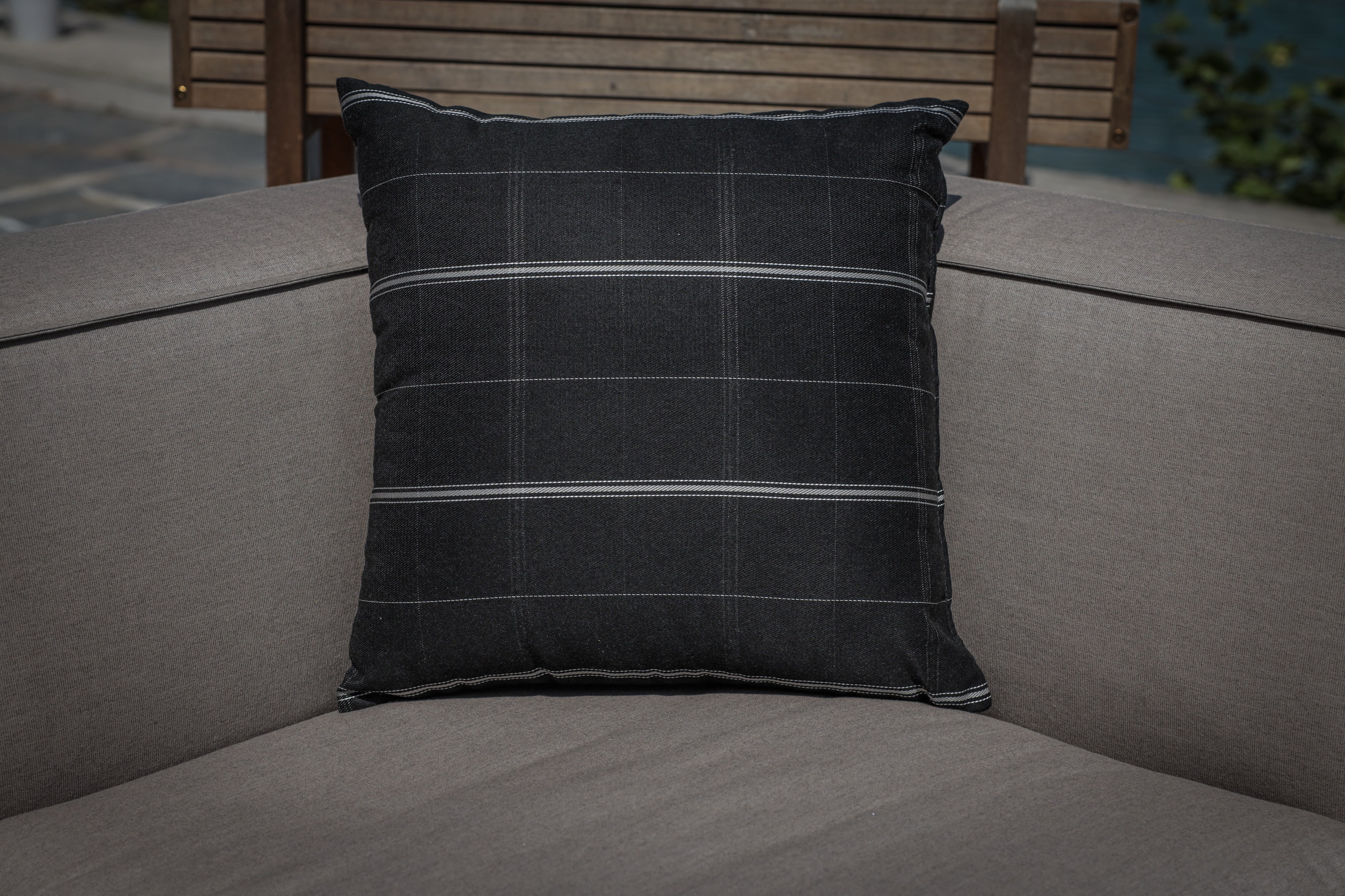 Zierkissen aus Sunbrella-Stoff in schwarz für Outdoor-Gartenmöbel
