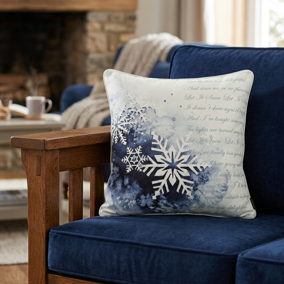 Zierkissen Snowflake in Outdoor-Design mit Schneeflockenmotiv auf blauem Hintergrund