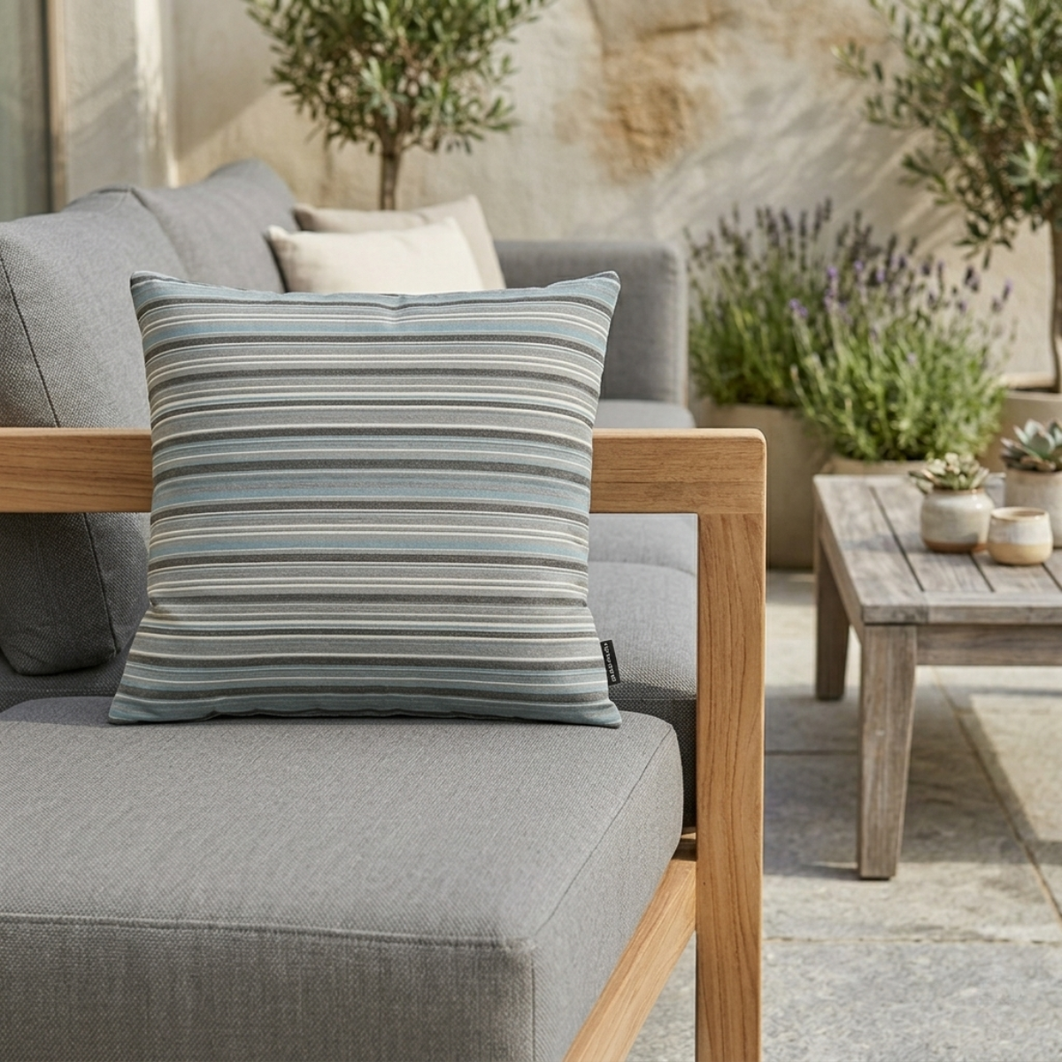 Zierkissen aus Sunbrella-Stoff mit blauen Streifen für den Outdoor-Garten
