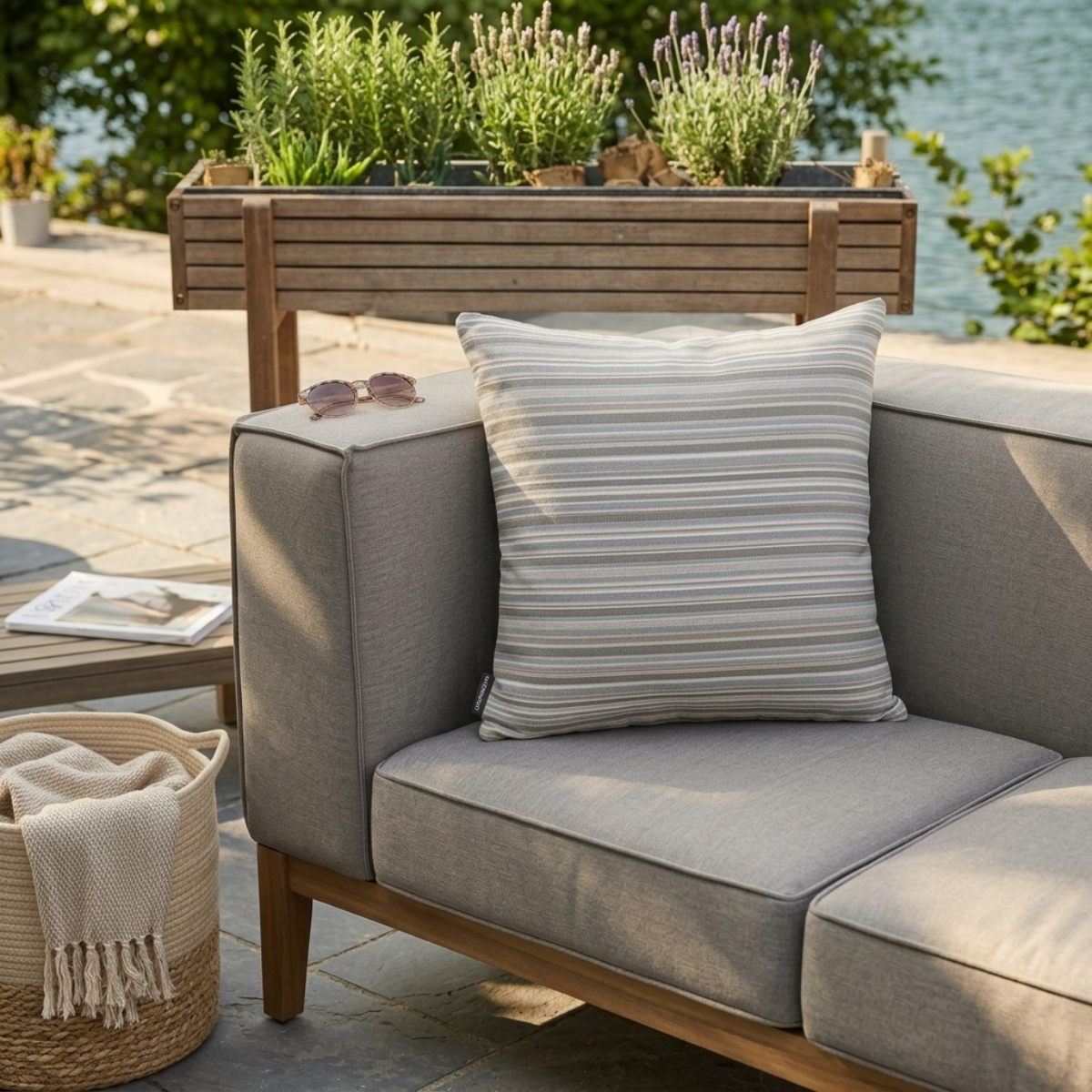 Zierkissen aus Sunbrella-Stoff mit natürlichen Streifen für den Outdoor-Garten