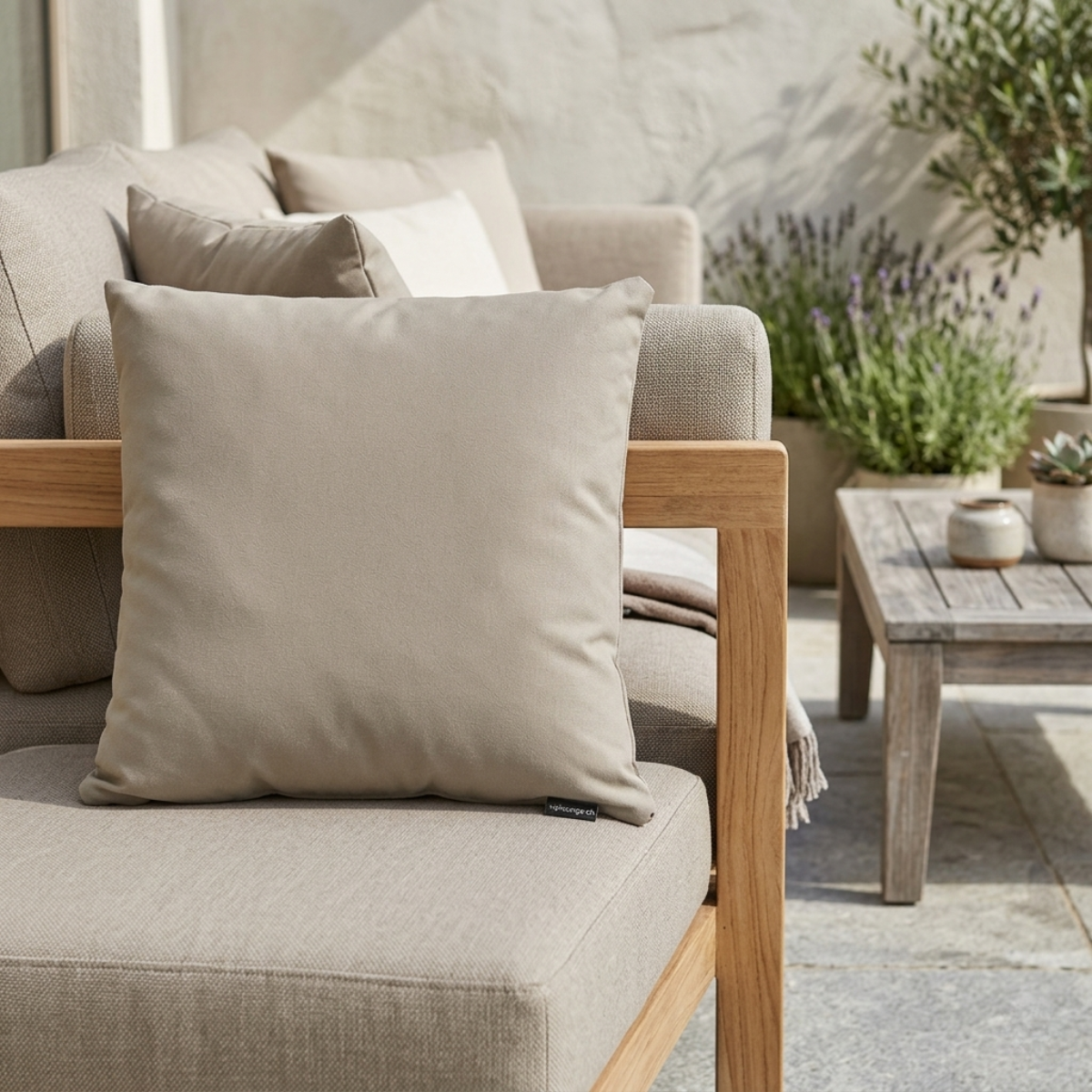 Zierkissen aus Sunbrella-Stoff in sandbraun für Outdoor-Gartenmöbel
