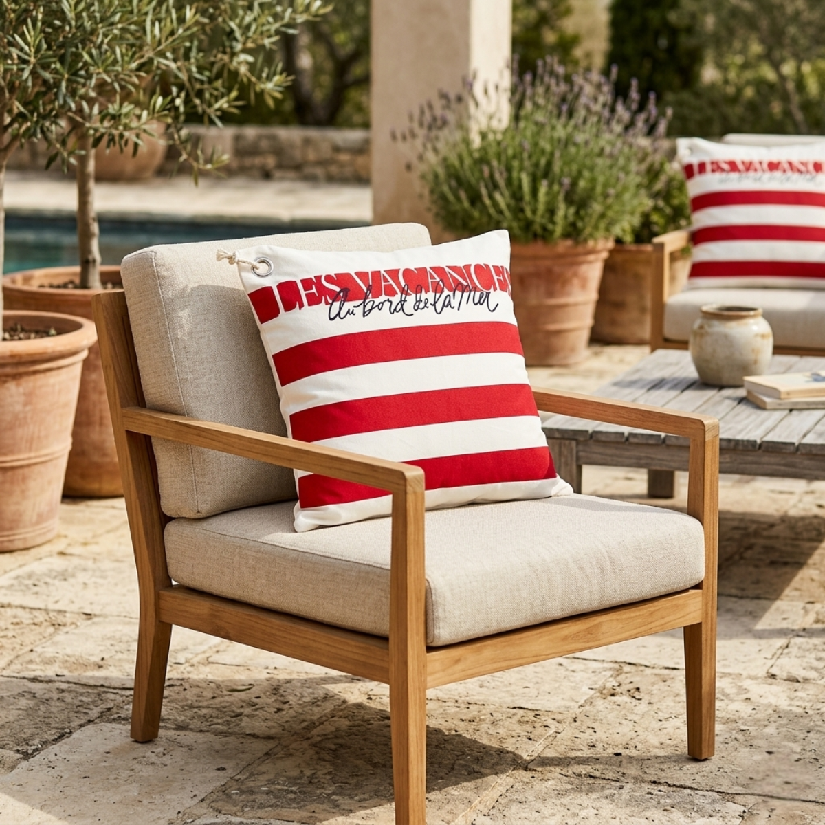 Zierkissen Vacances Red mit Outdoor-Streifenmuster auf einem Gartenstuhl