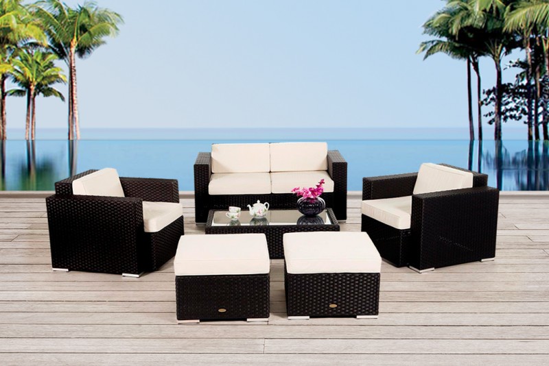 Gemütliche Gartenlounge aus Polyrattan in schwarz