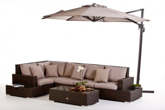 City Rattan Lounge, brown with a parasol